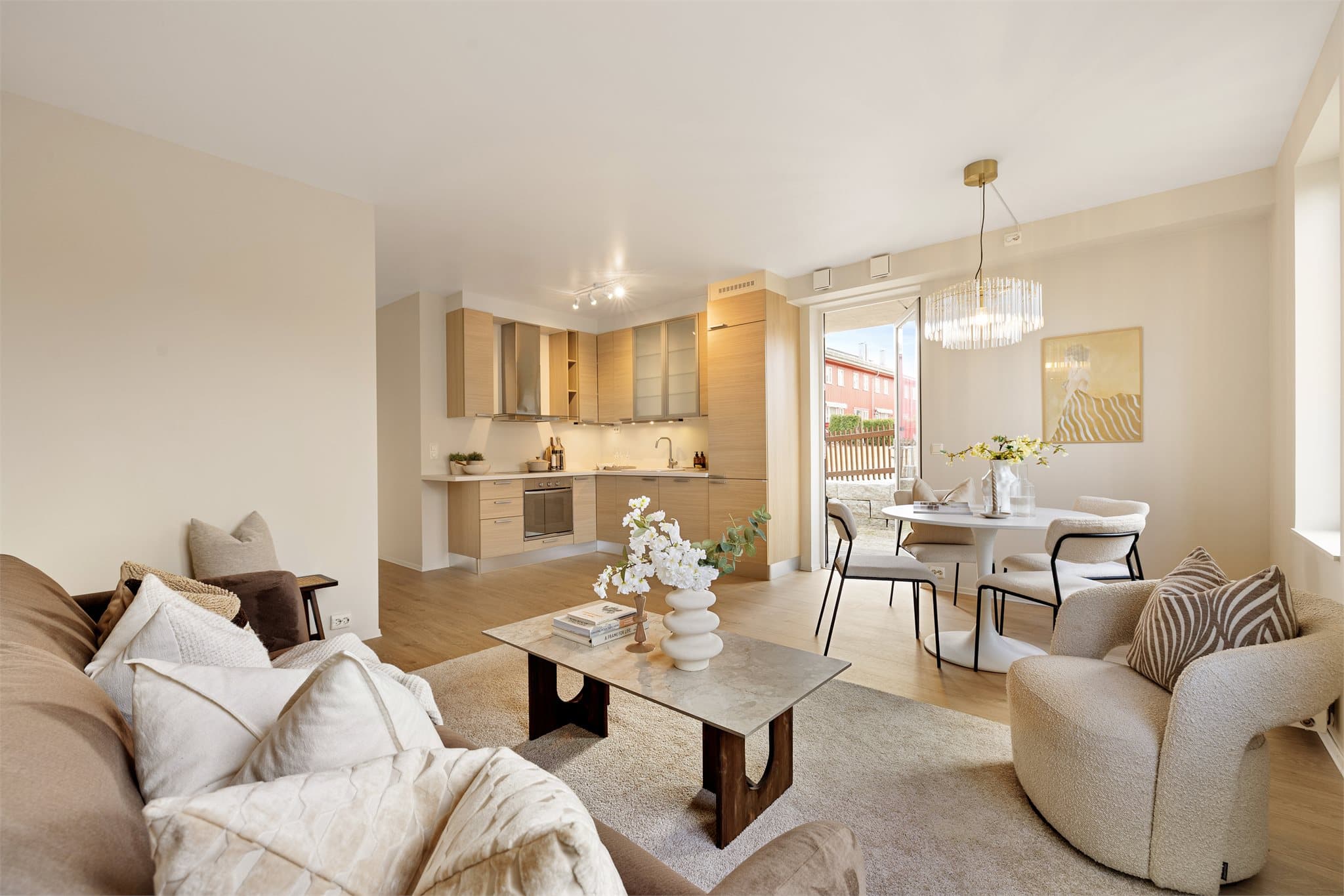 Stue og kjøkken ligger i åpen løsning og måler ca. 25 kvm.