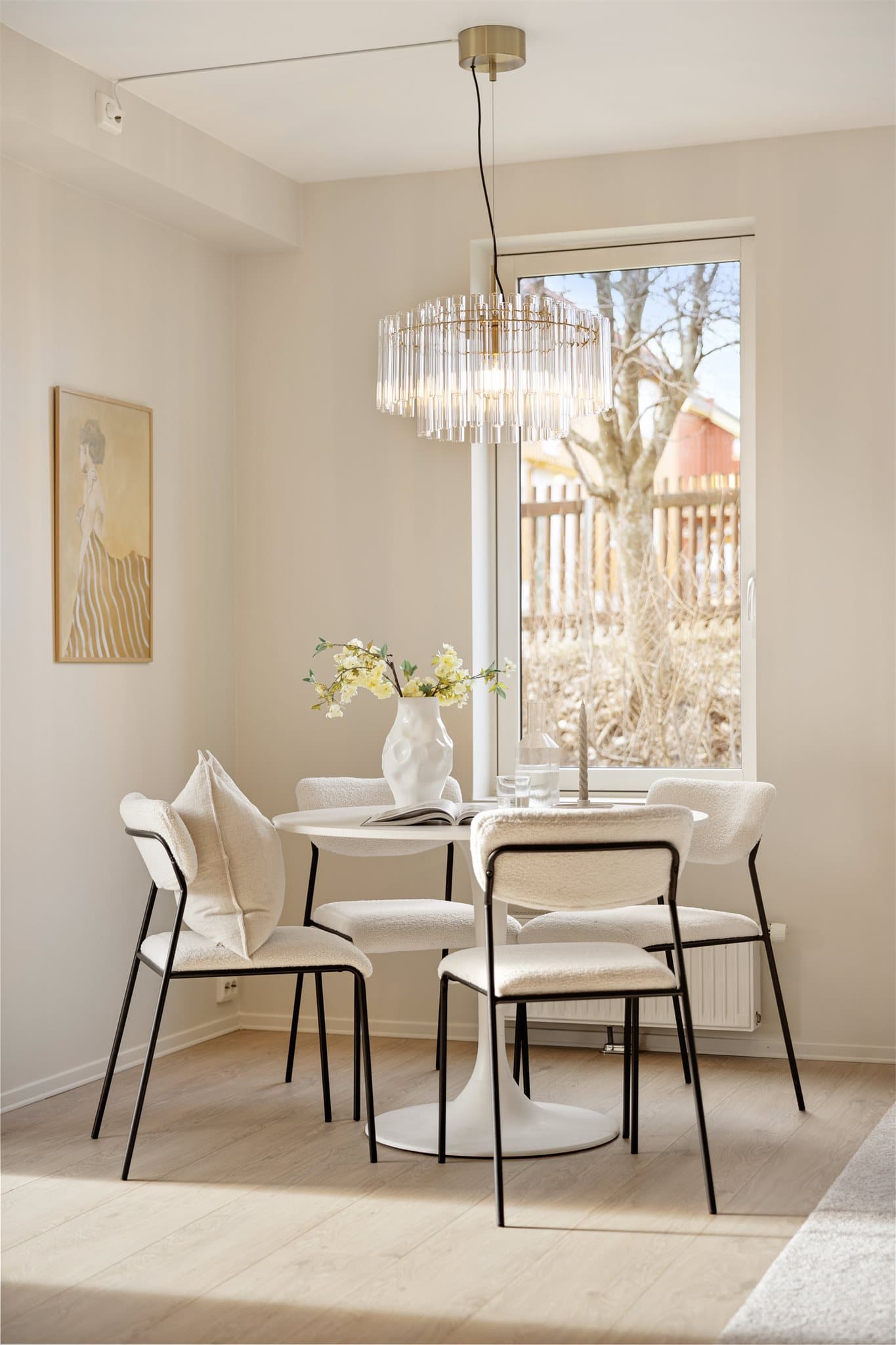 Store vindusflater i flere himmelretninger sørger for rikelig med naturlig lysinnslipp.