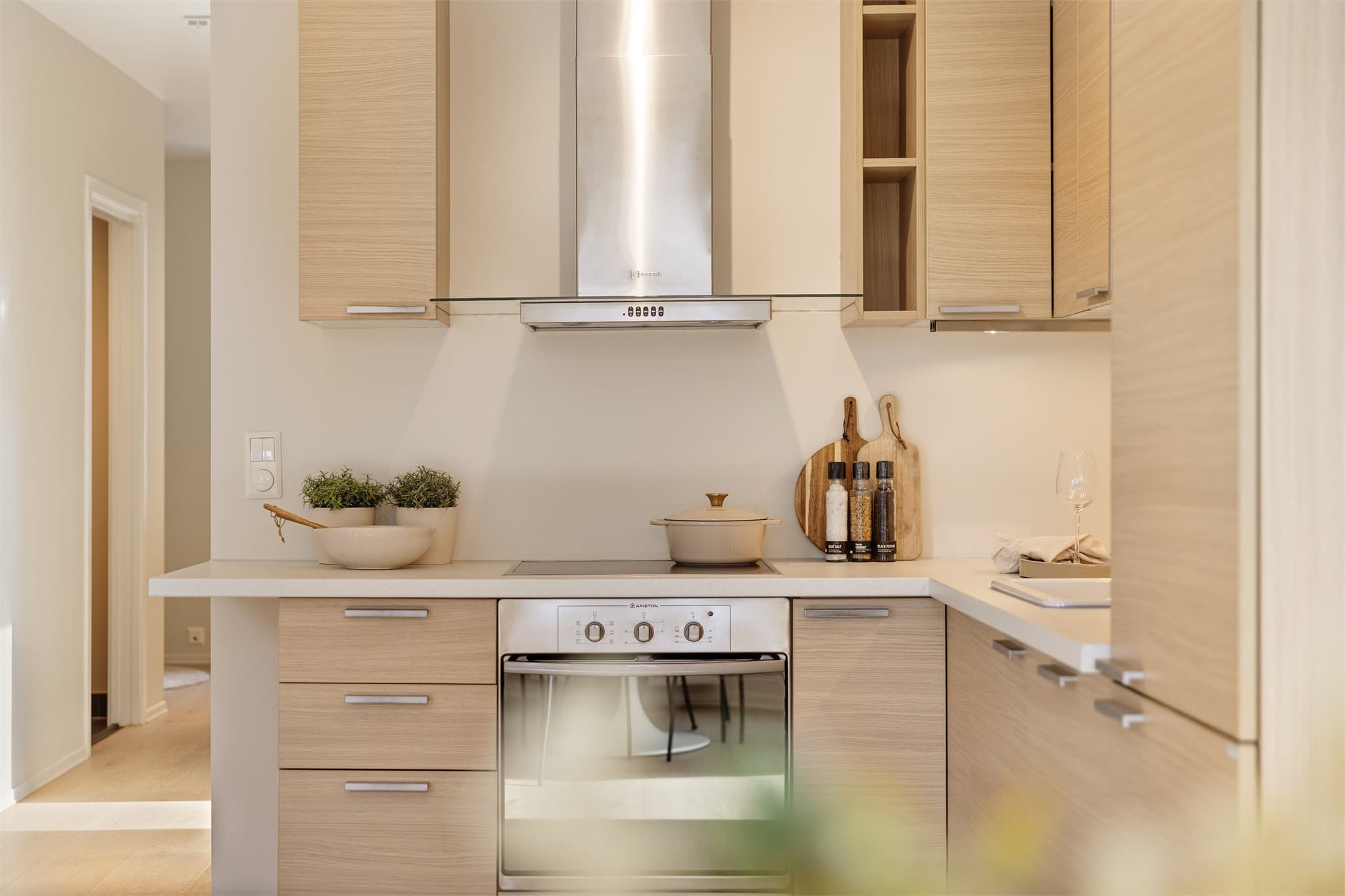 Kjøkkenet er utstyrt med integrerte hvitevarer som platetopp, stekeovn, oppvaskmaskin og kjøl/fryseskap.