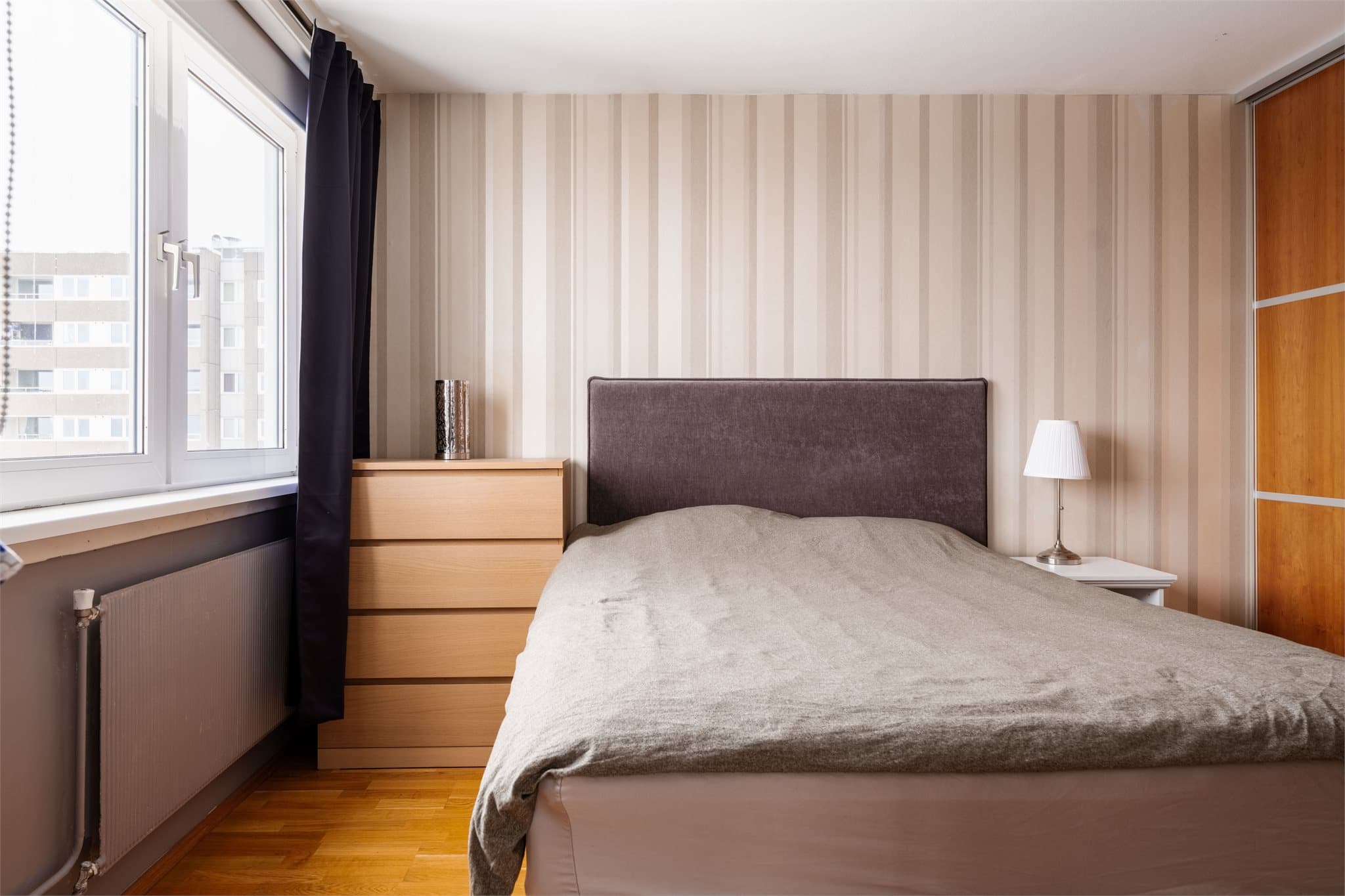 Stort og luftig soverom med garderobeløsning langs hele den ene veggen, som gir svært gode oppbevaringsmuligheter.