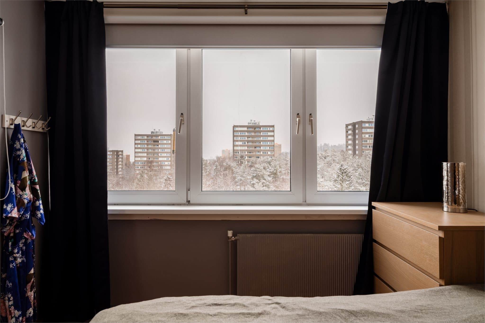 Fra vinduet har du flott utsikt, som gir rommet en behagelig atmosfære.