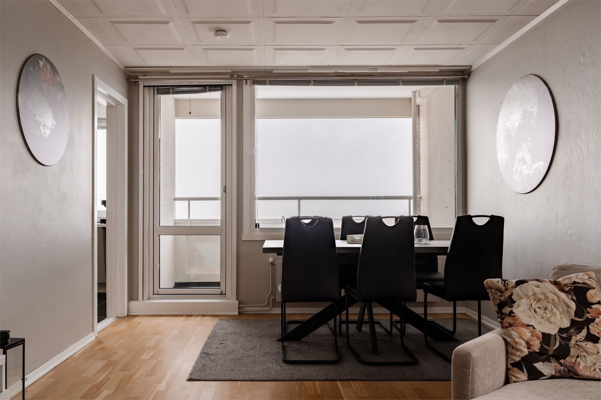 Fra stuen/spisestuen er det enkel adkomst til kjøkkenet.