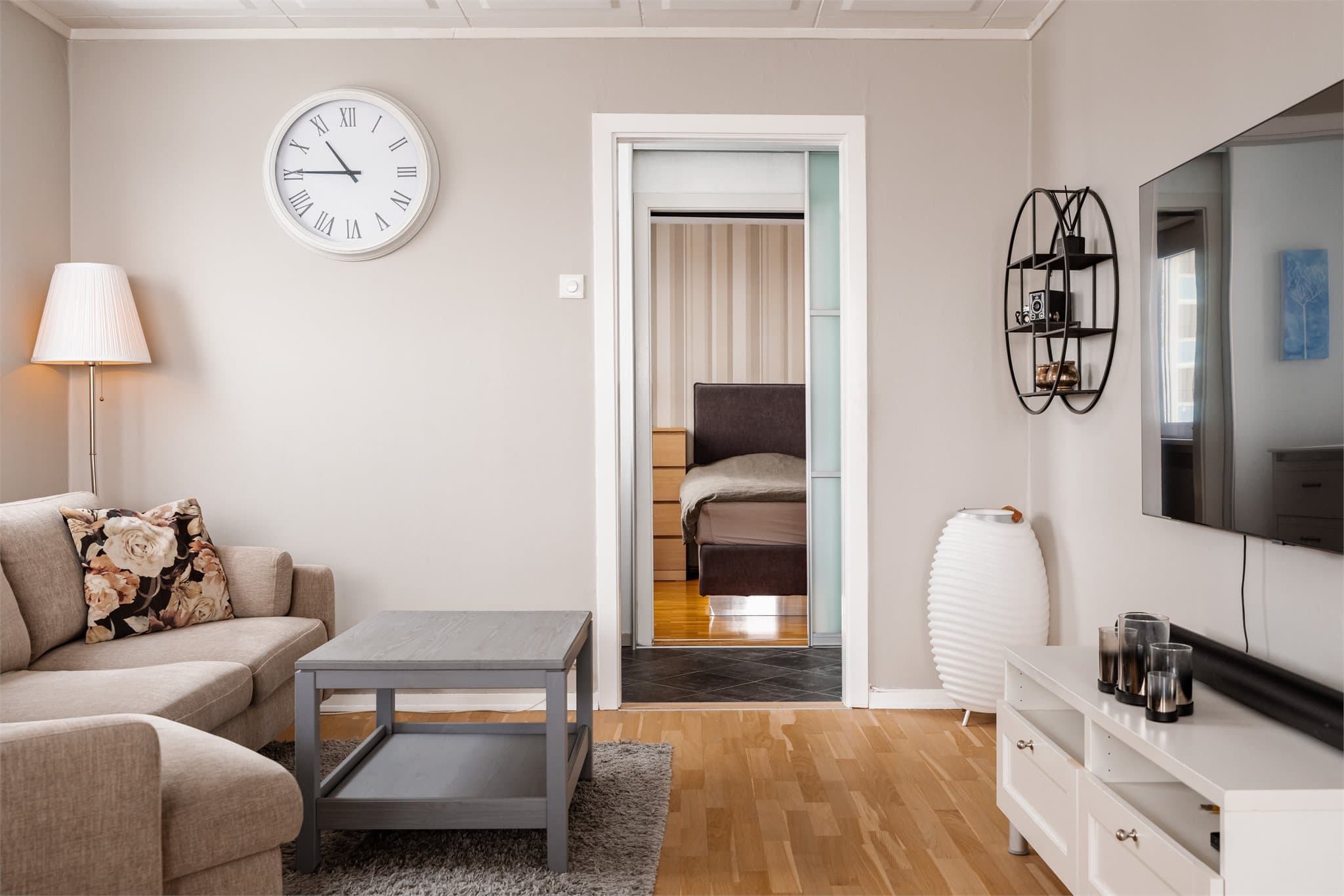 Soveromme finner du på andre siden av gangen.