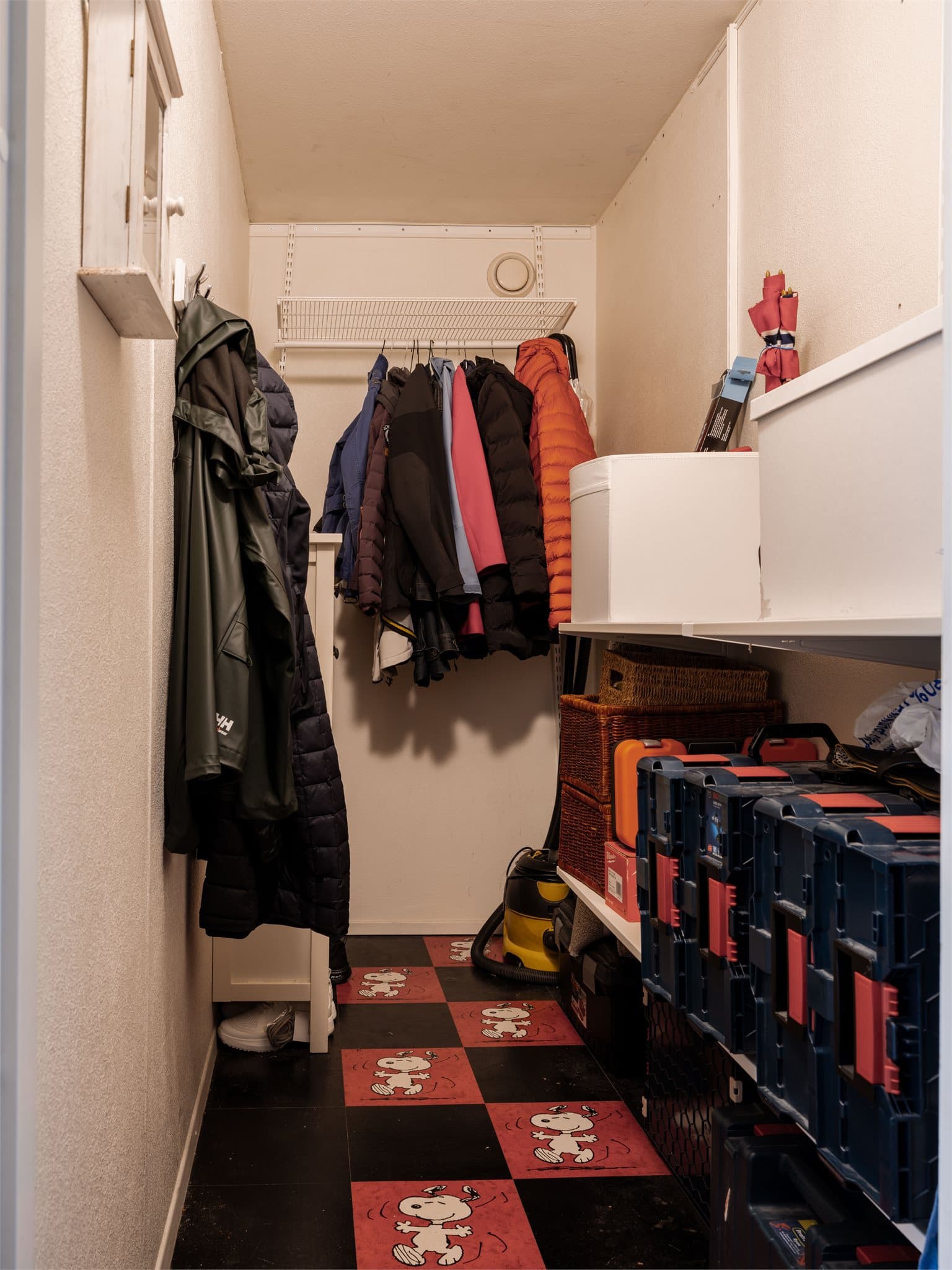 Bod i tilknytting til entréen. Praktisk med god plass til sesongtøy og oppheng for jakker og sko.