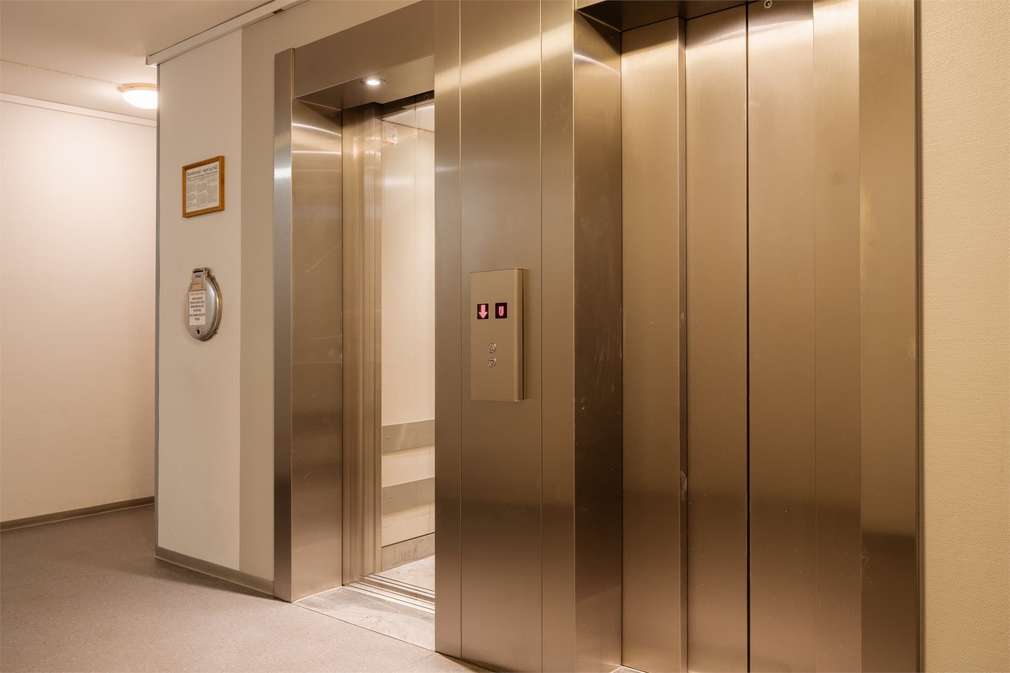 Det er 2 heiser i blokken slik at du tenkt kommer opp og ned uten for mye venting.