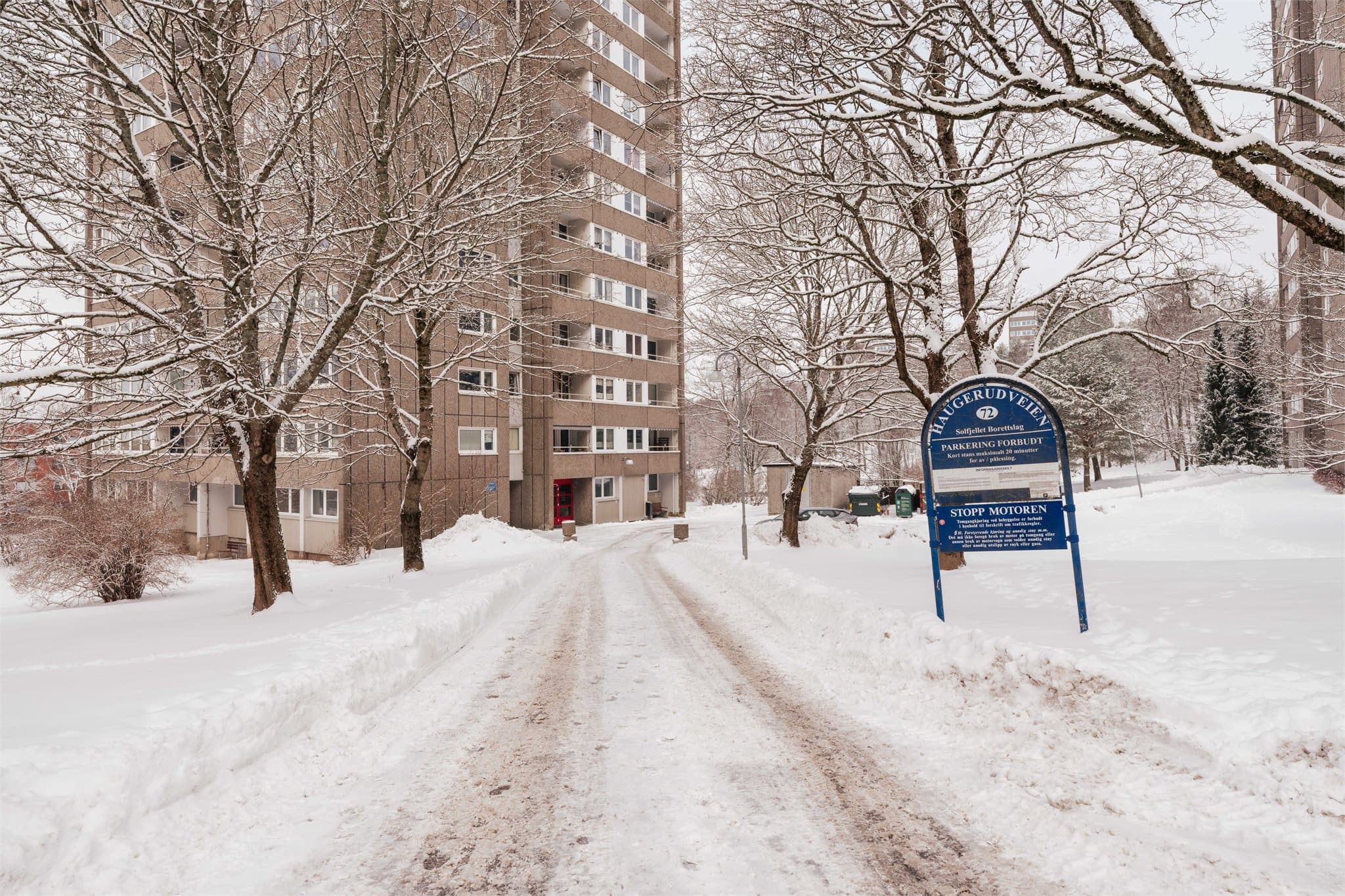 Borettslaget ligger attraktivt til på Solfjellet, et ettertraktet område som kombinerer nærheten til marka med lett adkomst til byens tilbud.