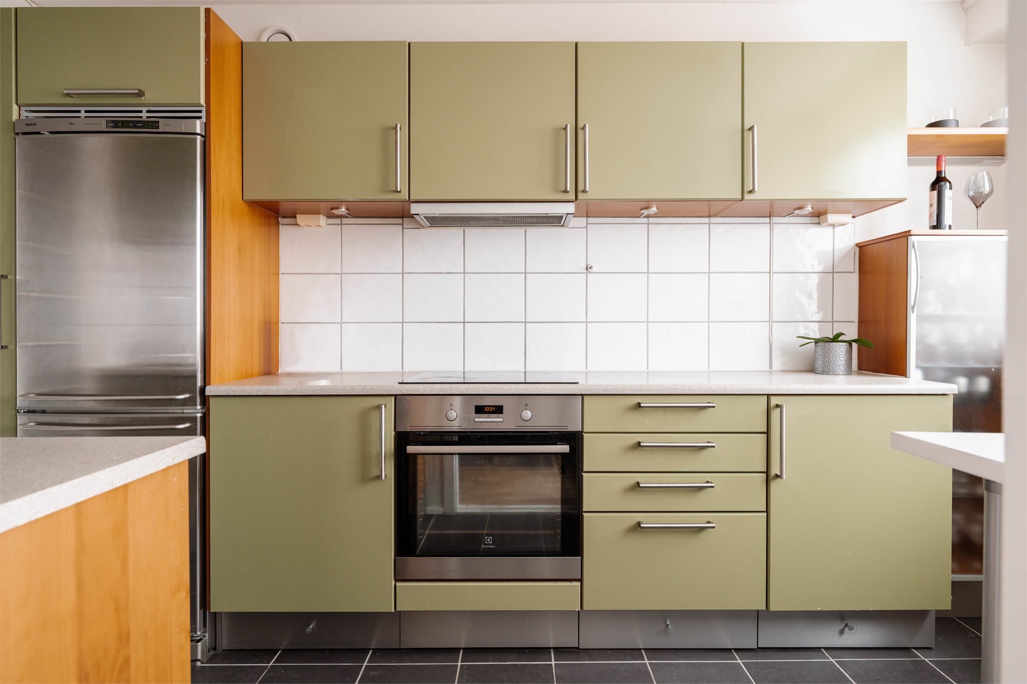 Her bor du i et rolig og veletablert område med Østmarka som nærmeste nabo. Boligen passer perfekt for deg som ønsker en kombinasjon av naturskjønne omgivelser og enkel tilgang til kollektivtransport.