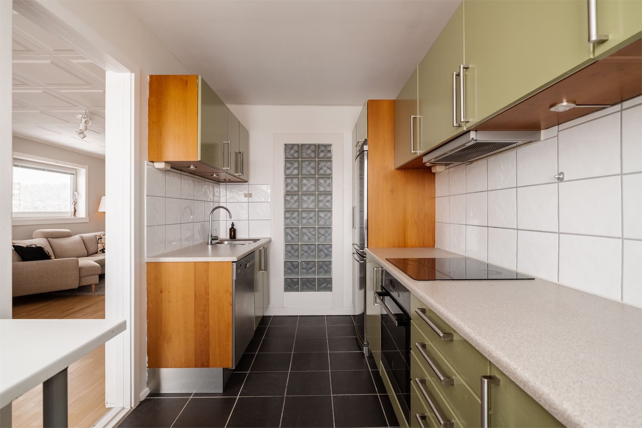 Kjøkkenet er utstyrt med integrert induksjonstopp og stekeovn, kullfilterventilator samt opplegg for oppvaskmaskin.