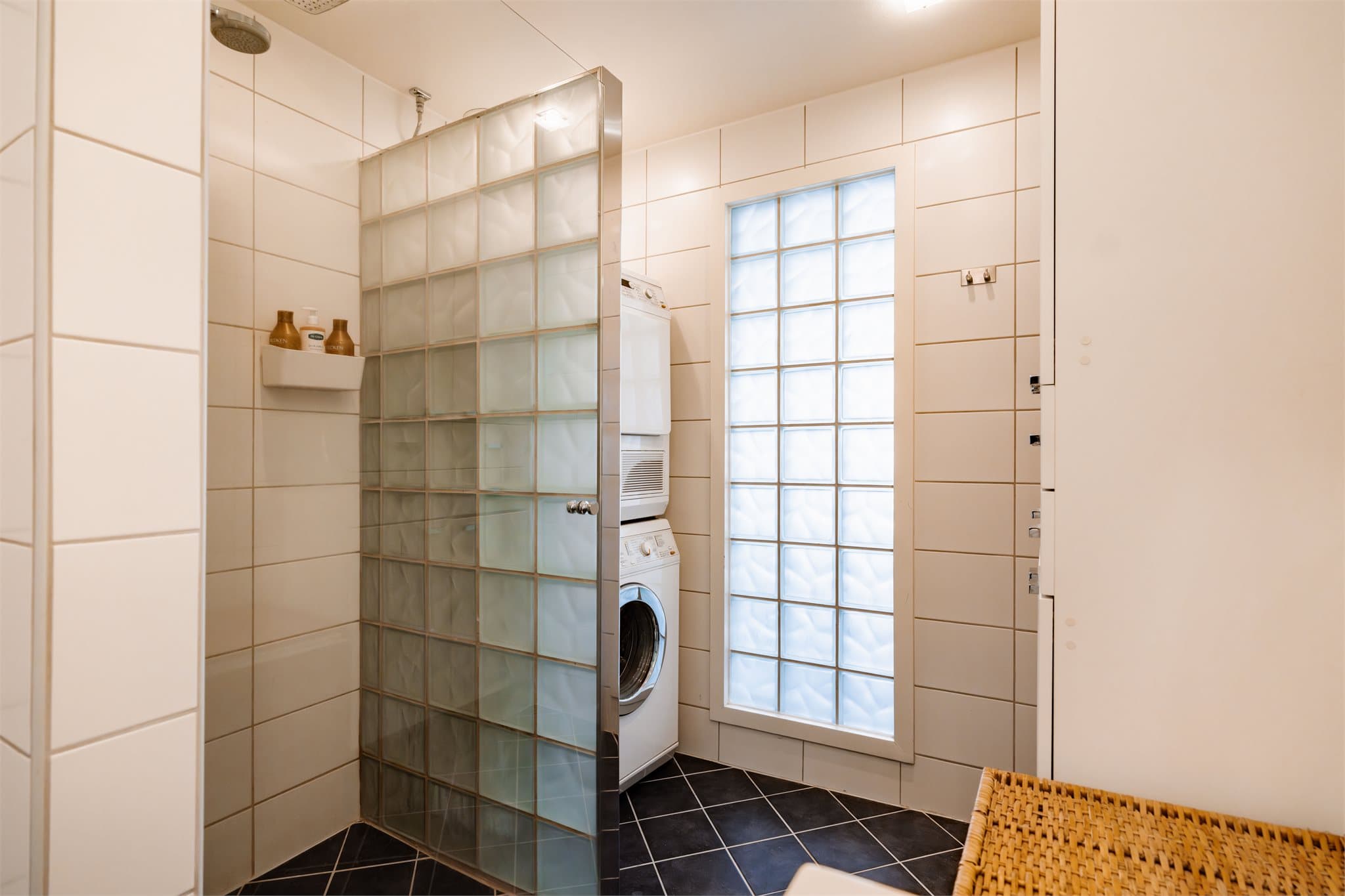 Dusj med innfellbare dører i herdet glass. Det er også opplegg for vaskemaskin.