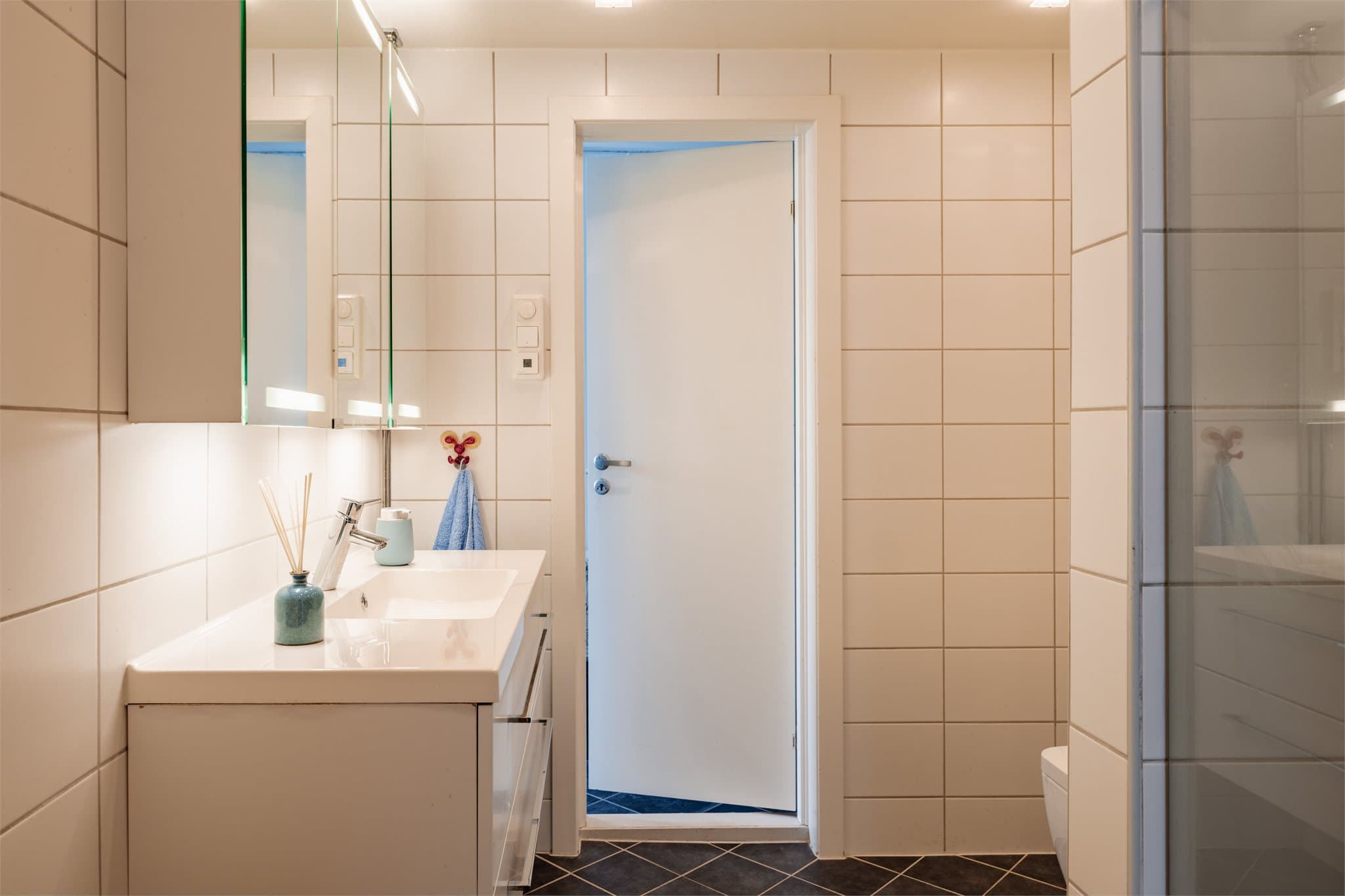 Badet fremstår praktisk og tidsriktig.