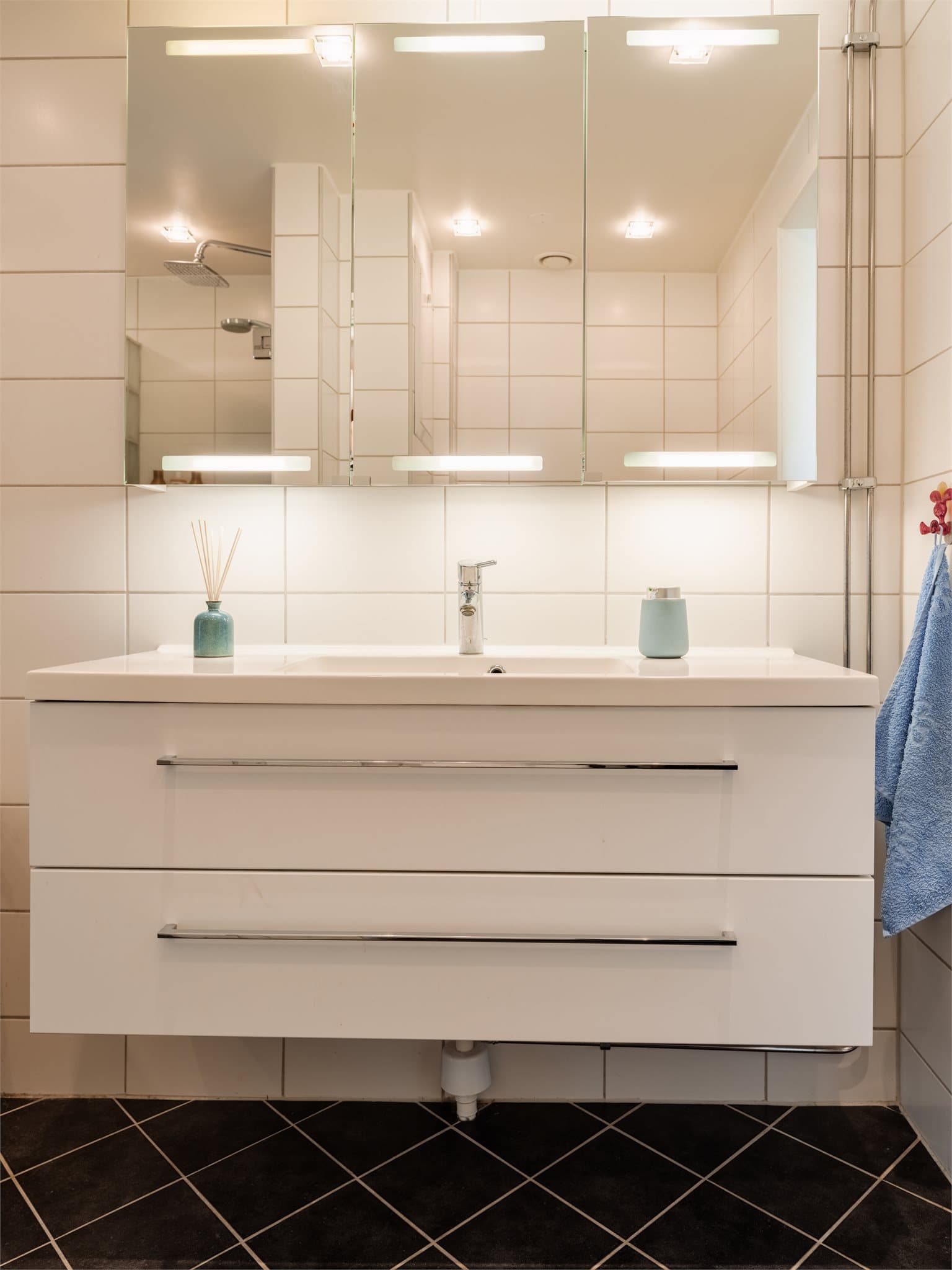 Masse oppbevaringsplass i både skuffer og overskap.