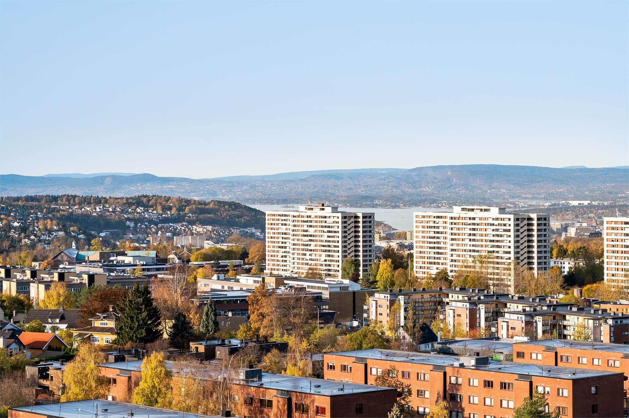 2_utsikt_2.jpgFra stuen er det utgang til en solrik, vestvendt balkong – et hyggelig sted å starte dagen. Dagligvarebutikker og servicetilbud finner du like ved på Haugerud Senter, noe som gjør hverdagen både enkel og praktisk.
