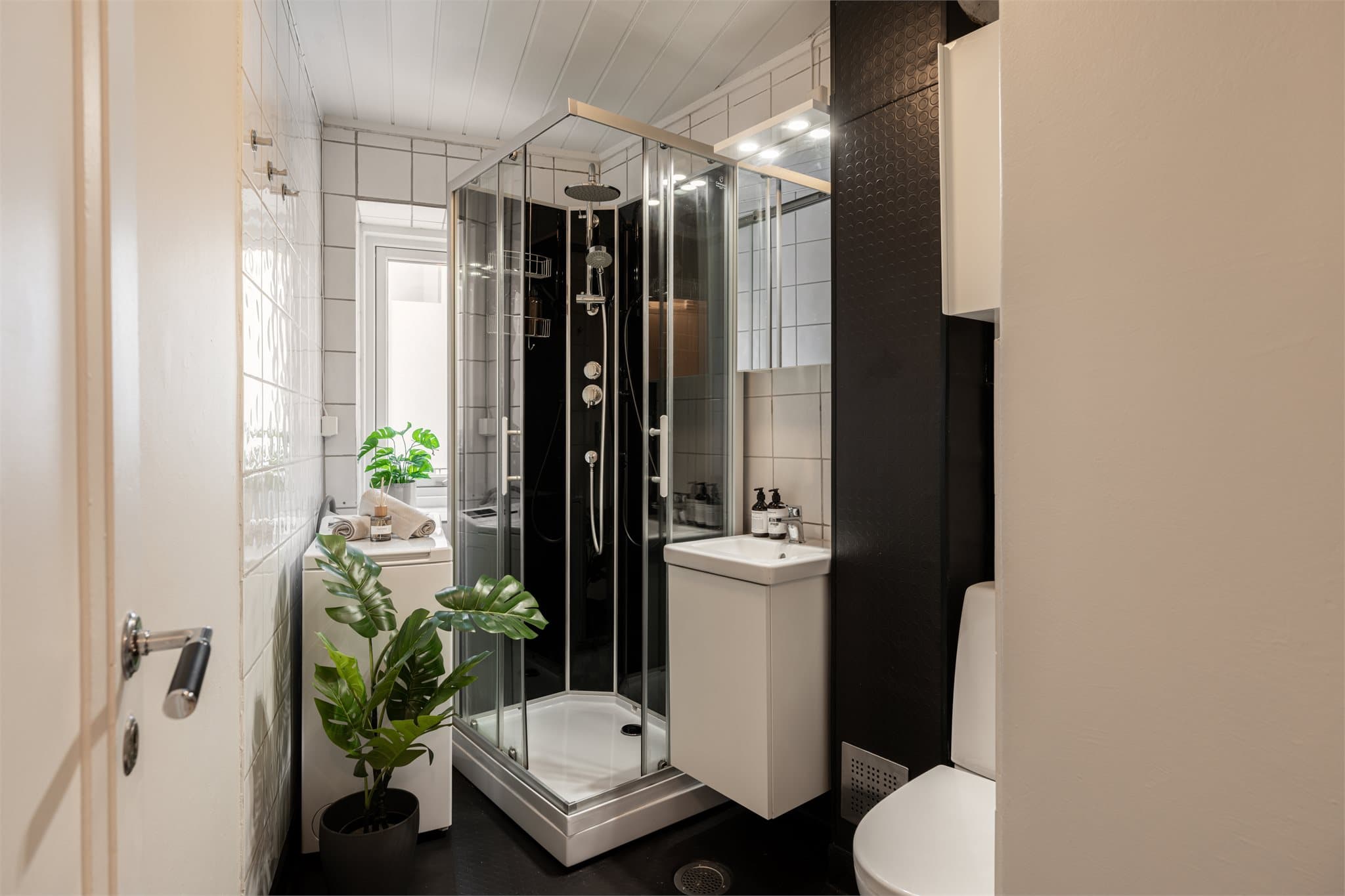 Flislagt bad med plass til med mest essensielle. Opplegg for vaskemaskin og varmekabler i gulv.