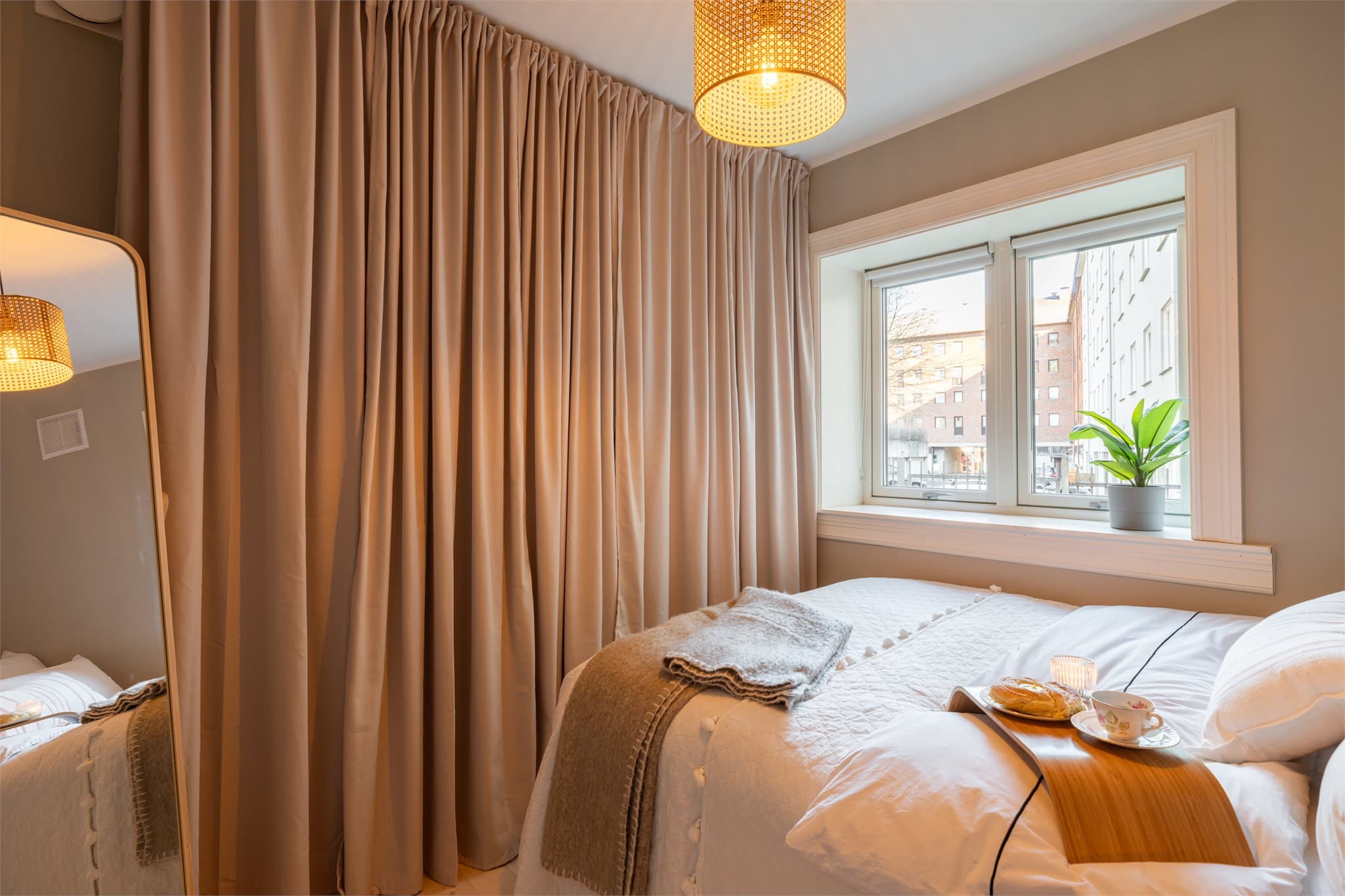 Soverommet god plass til dobbeltseng, nattbord-og garderobeløsning.