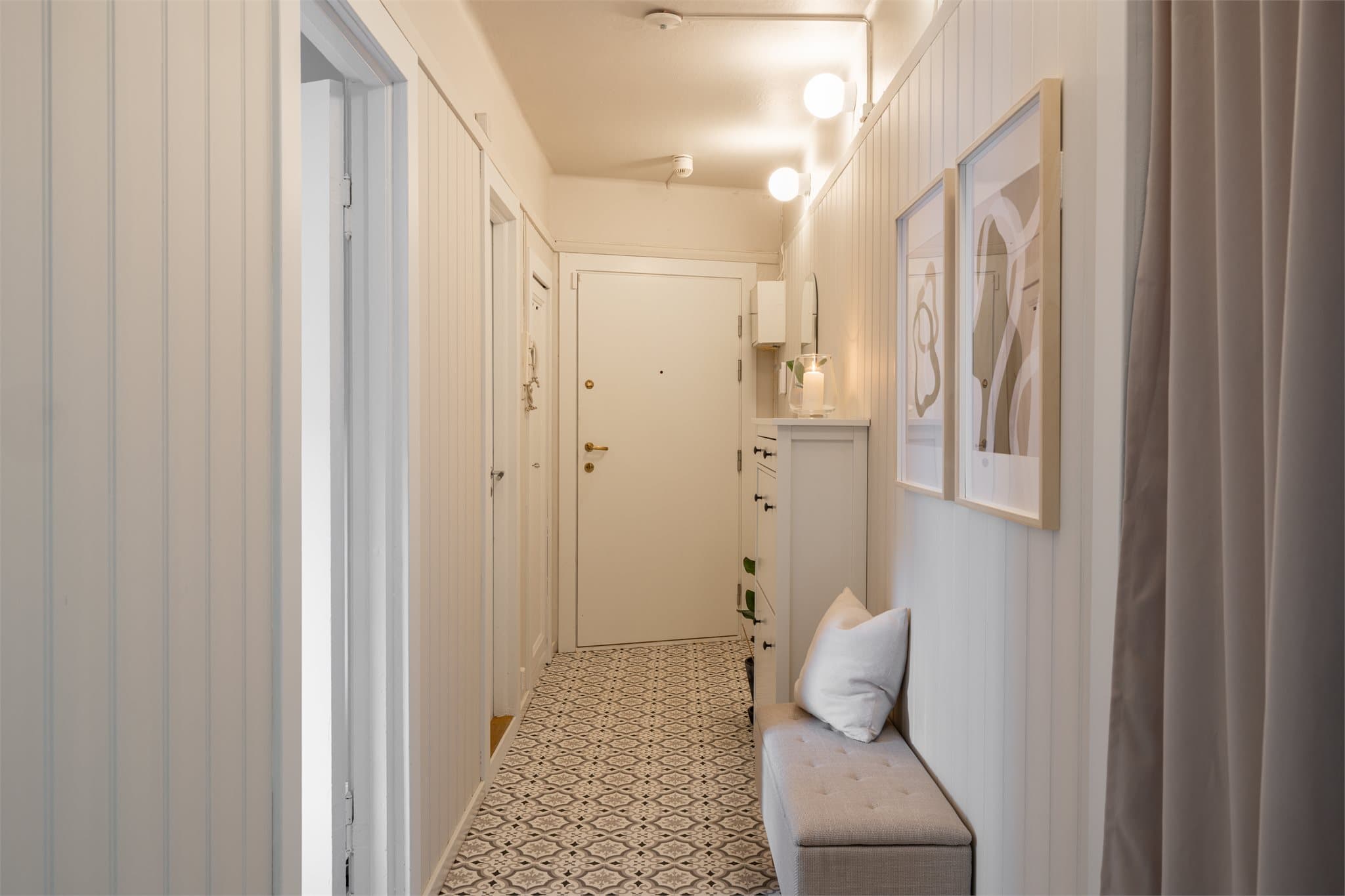 Fra gangen er det tilgang til alle rom, samt en praktisk bod for ekstra oppbevaring.