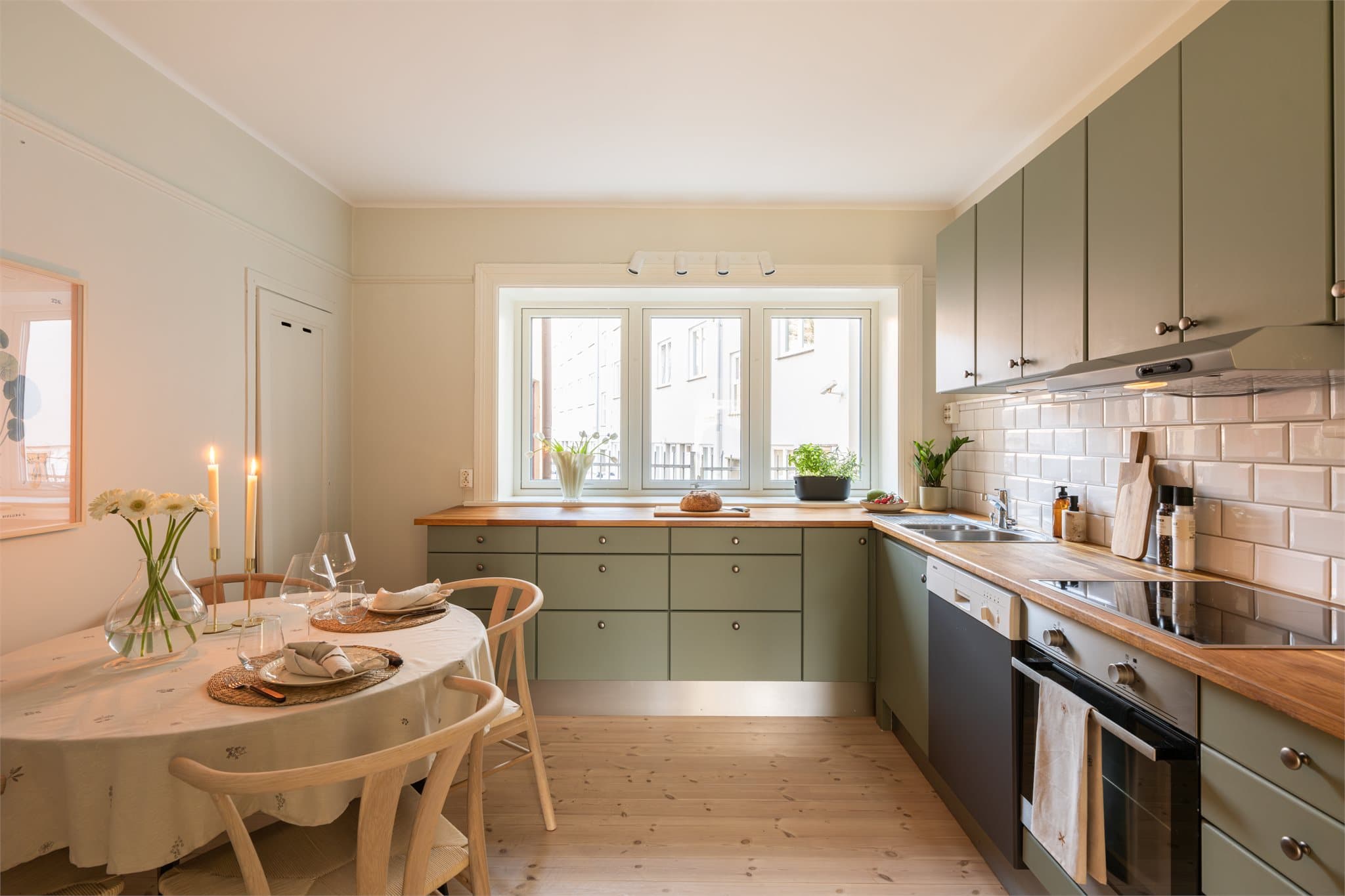 Kjøkkenet har en god størrelse med rikelig oppbevaringsplass i skap og skuffer, samt god lagringsplass i eget kott.