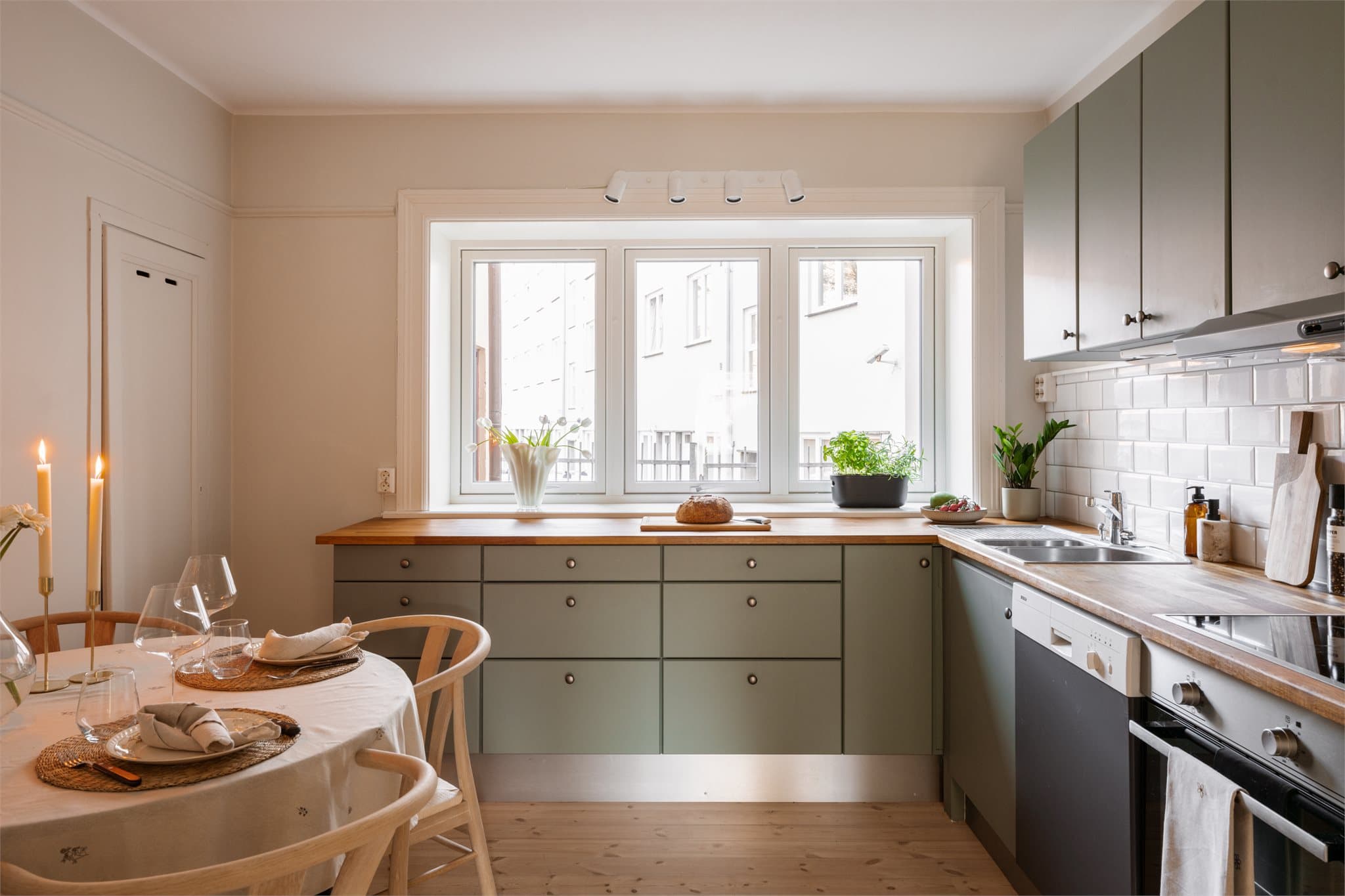 Kjøkkenet er utstyrt med integrert stekeovn, keramisk platetopp og har opplegg for oppvaskmaskin.