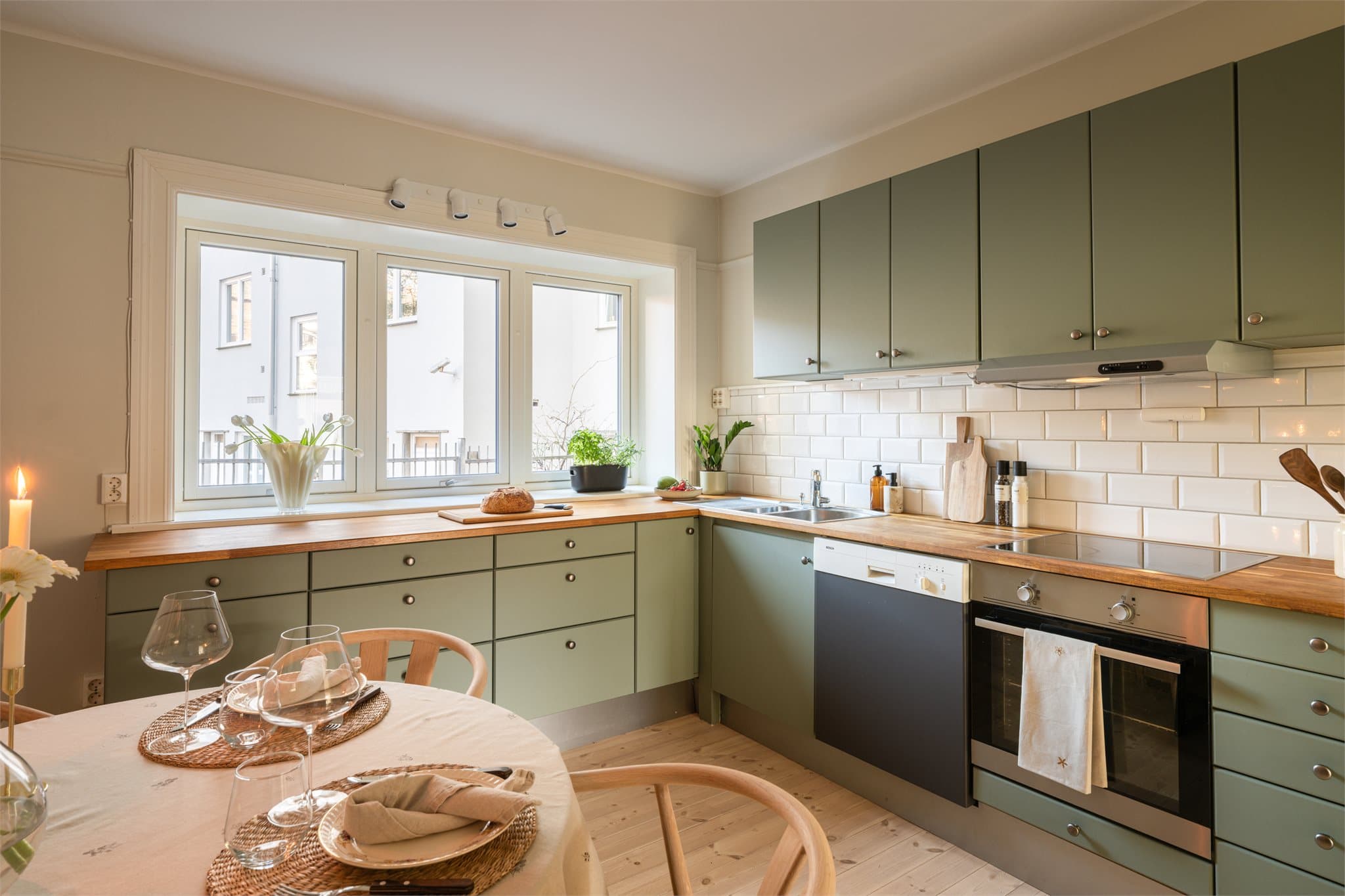 Innredningen har profilerte fronter og en solid benkeplate i tre som gir godt med arbeidsflate.