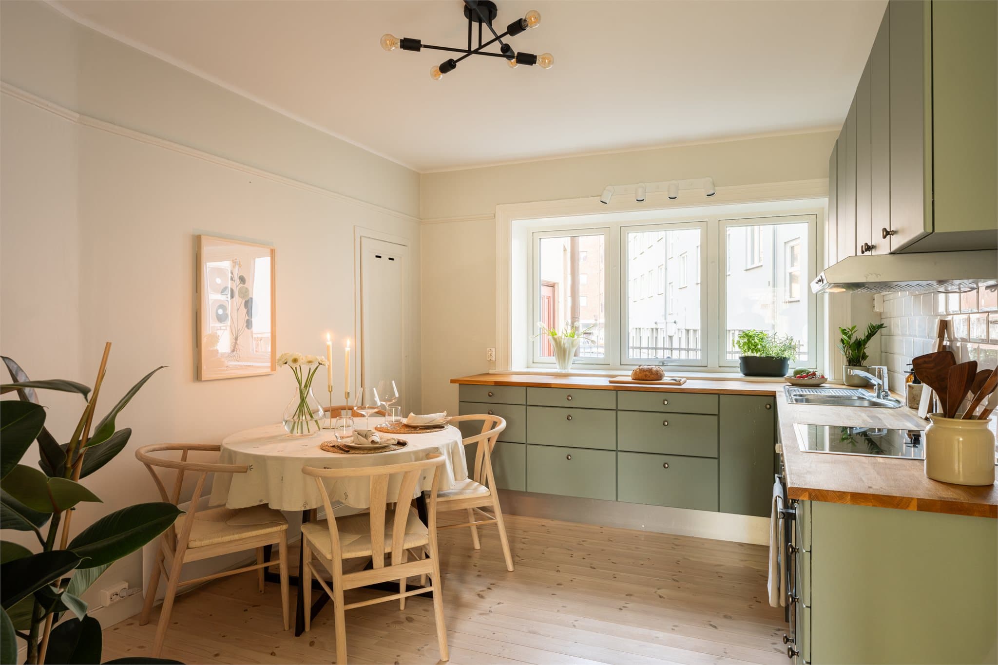 Kjøkkenet har god størrelse med rikelig oppbevaring og gode arbeidsflater.