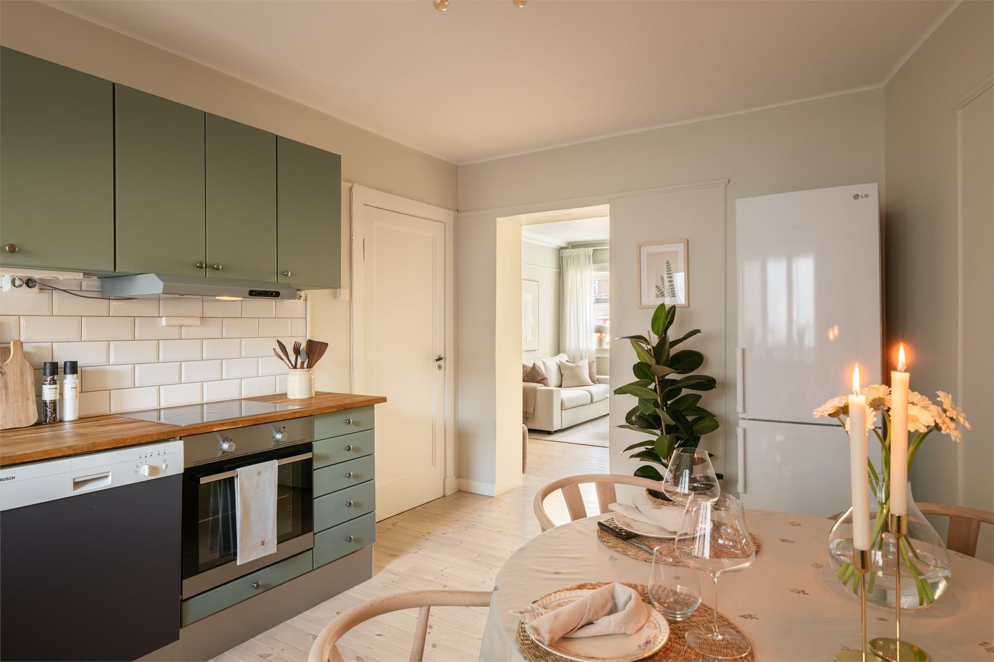 Den praktiske utformingen gir en fin flyt mellom stue og kjøkken.