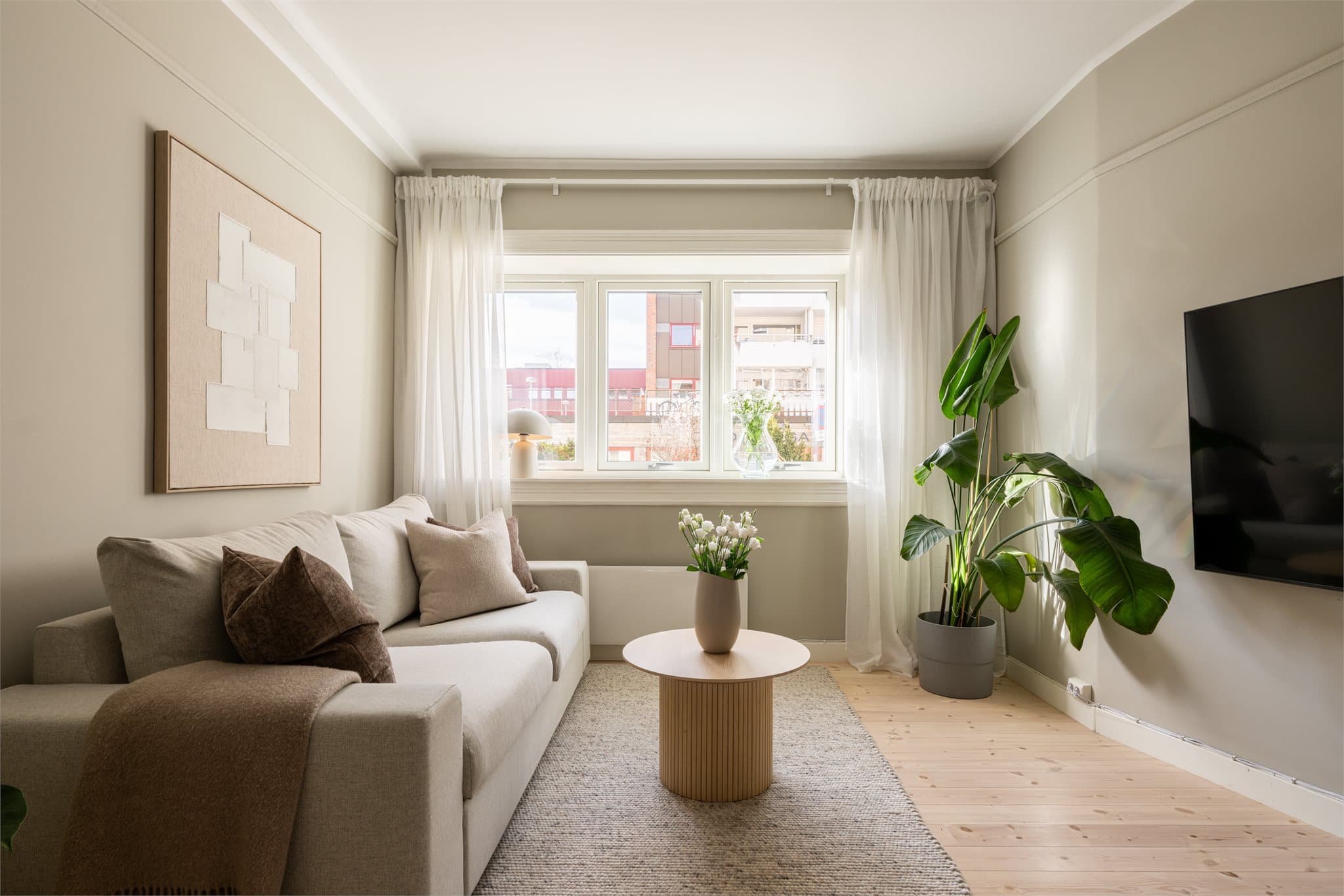 Dette er en lys og arealeffektiv leilighet med klassisk sjarm og en svært sentral beliggenhet på Sagene.