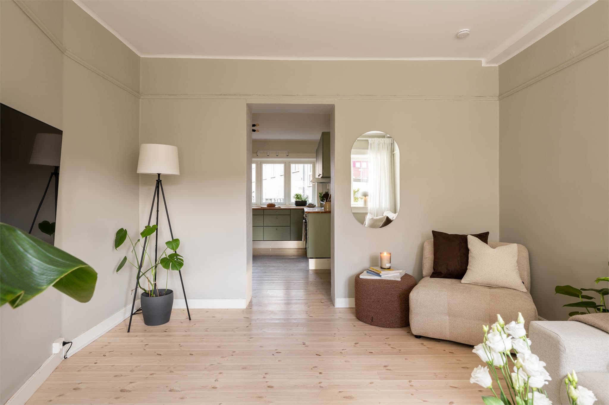 Den åpne løsningen mot kjøkkenet skaper en sosial og åpen romfølelse.