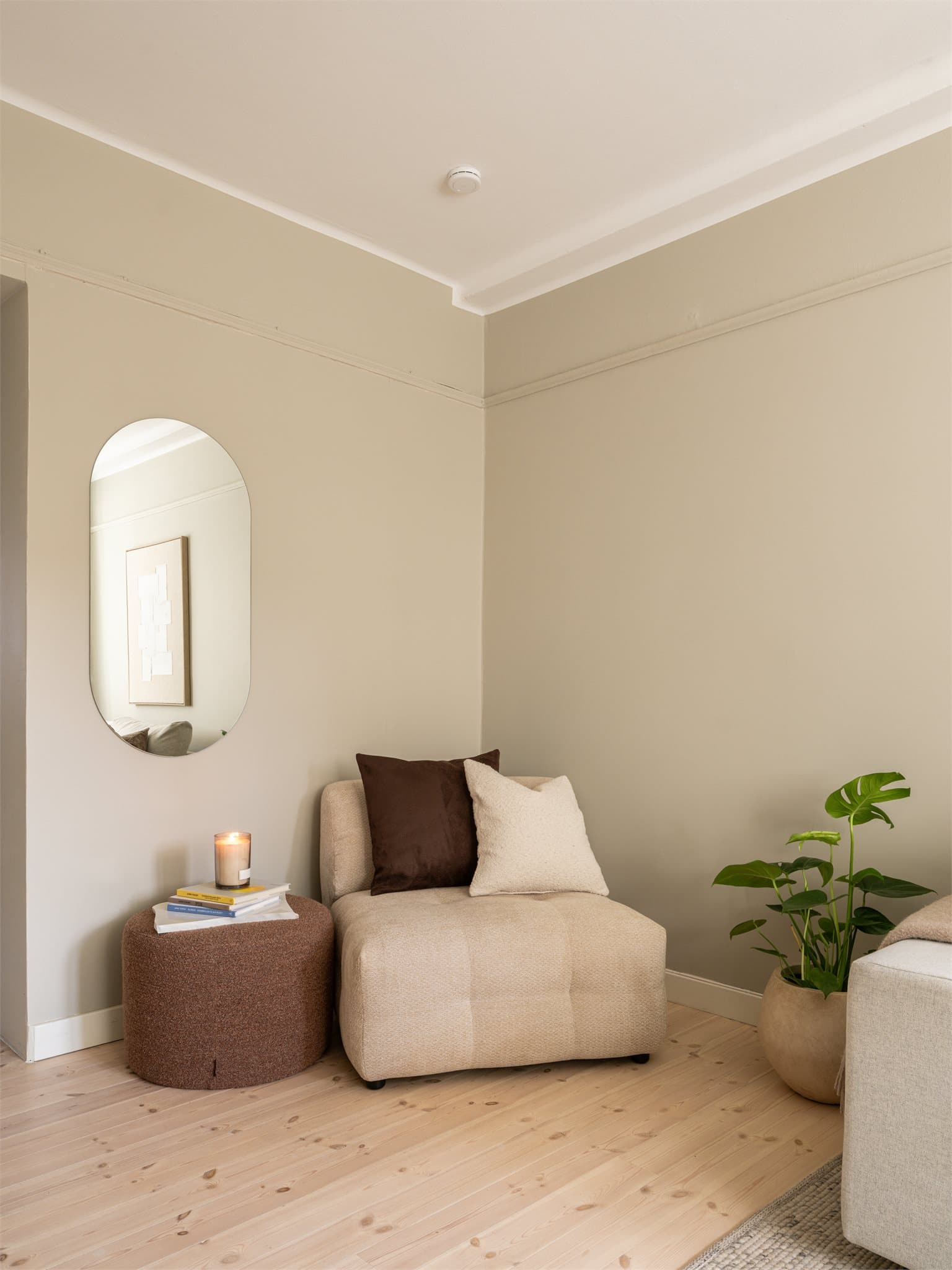 Stuen er lys og innbydende, med fine møbleringsmuligheter for sittegruppe og TV-løsning.