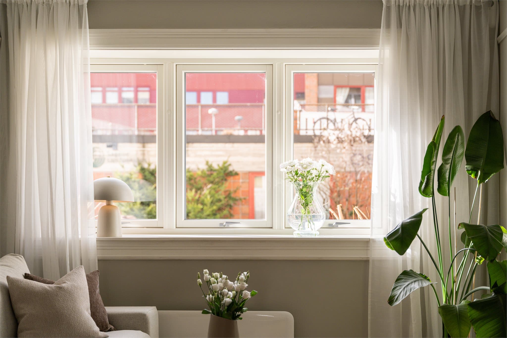 De dype vinduskarmene er en sjarmerende detalj, typisk for bygårdens byggeår.