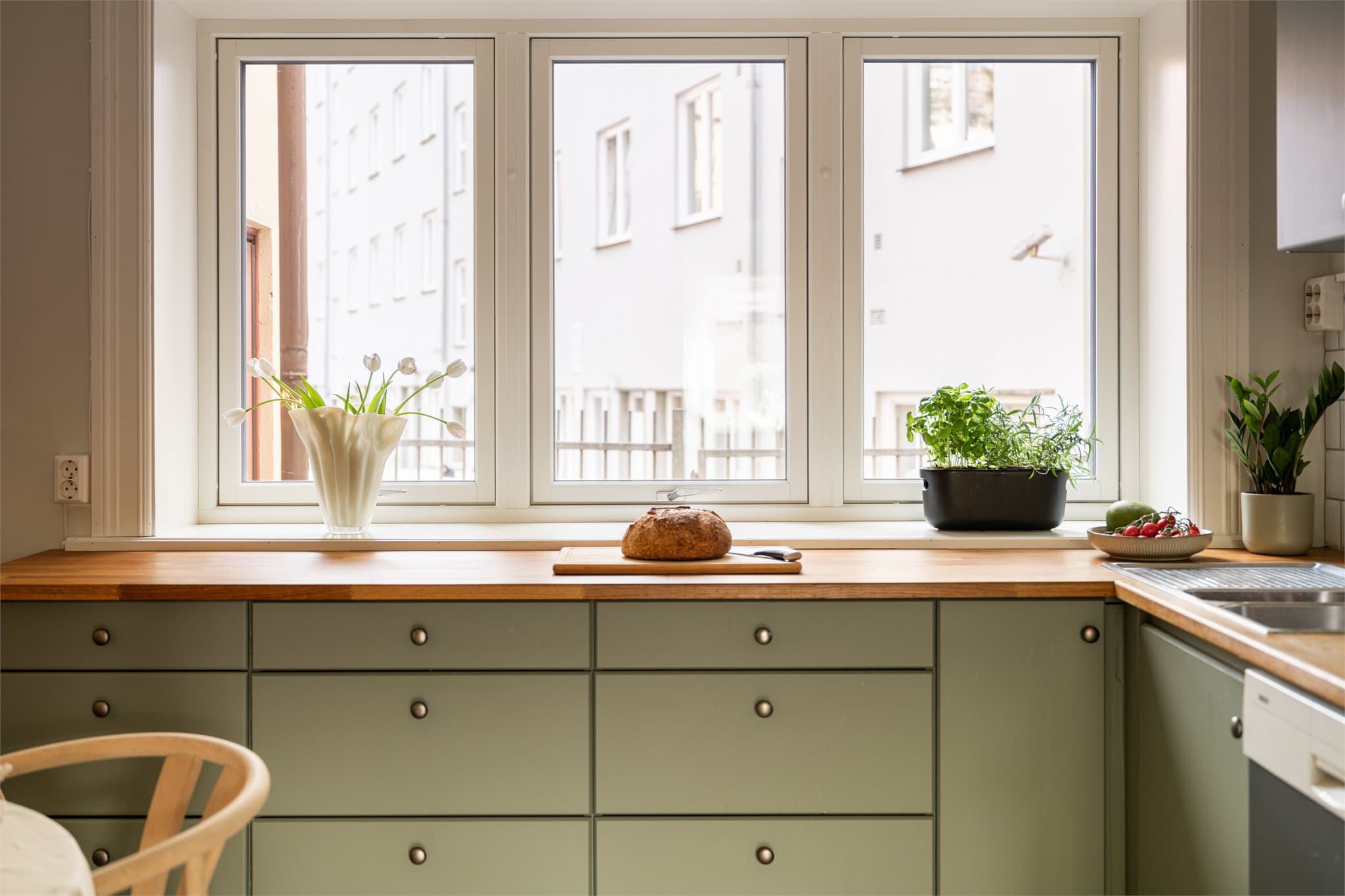 Vinduet over kjøkkenbenken gir godt arbeidslys og utsikt mot den rolige bakgården.