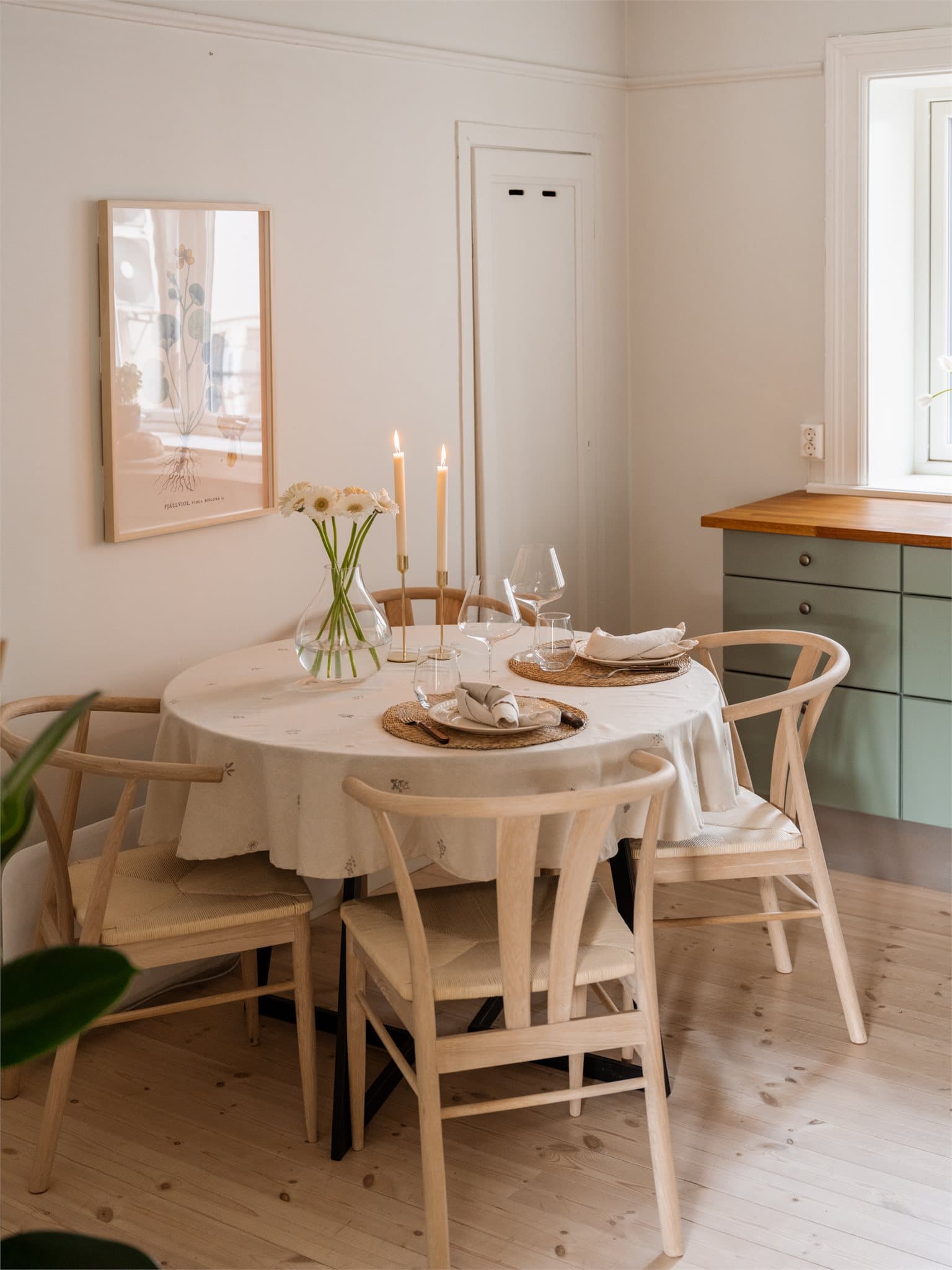 Kjøkkenet er et sosialt samlingspunkt med god plass til spisebord.