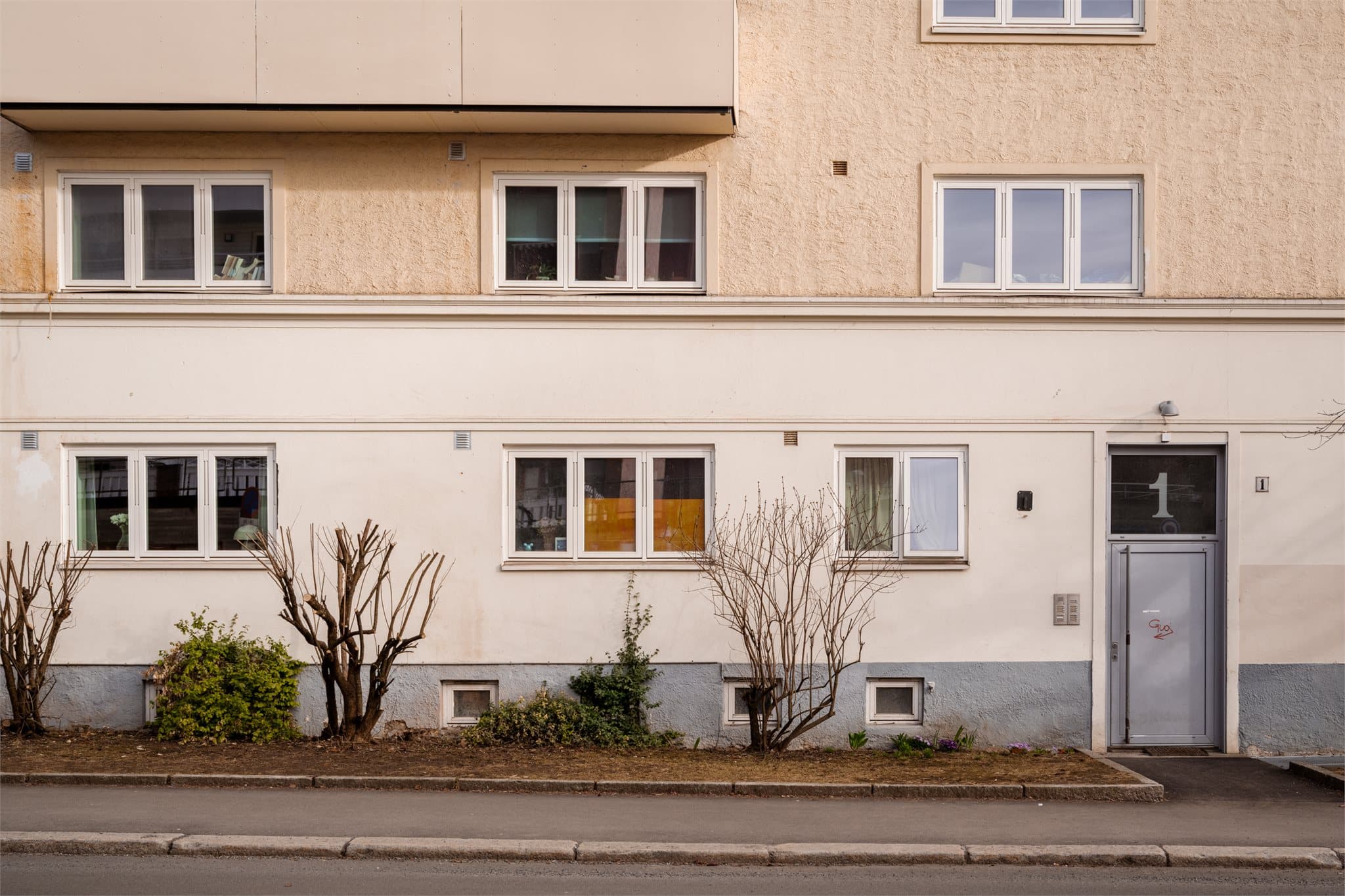 Leiligheten ligger i en velholdt funkisgård fra 1932, vernet som kulturminne.