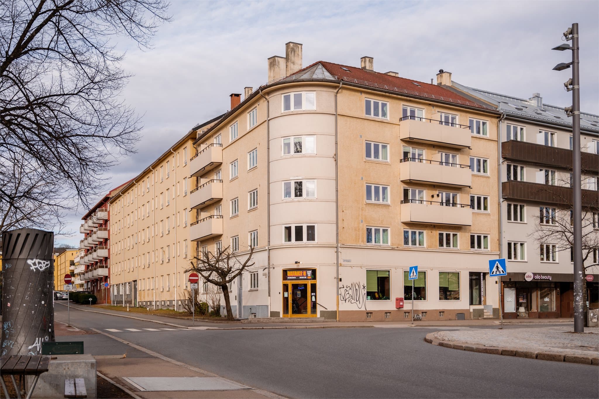 Leiligheten har en svært attraktiv og sentral beliggenhet på populære Sagene, et område som kombinerer urbane kvaliteter med grønne omgivelser på en unik måte.