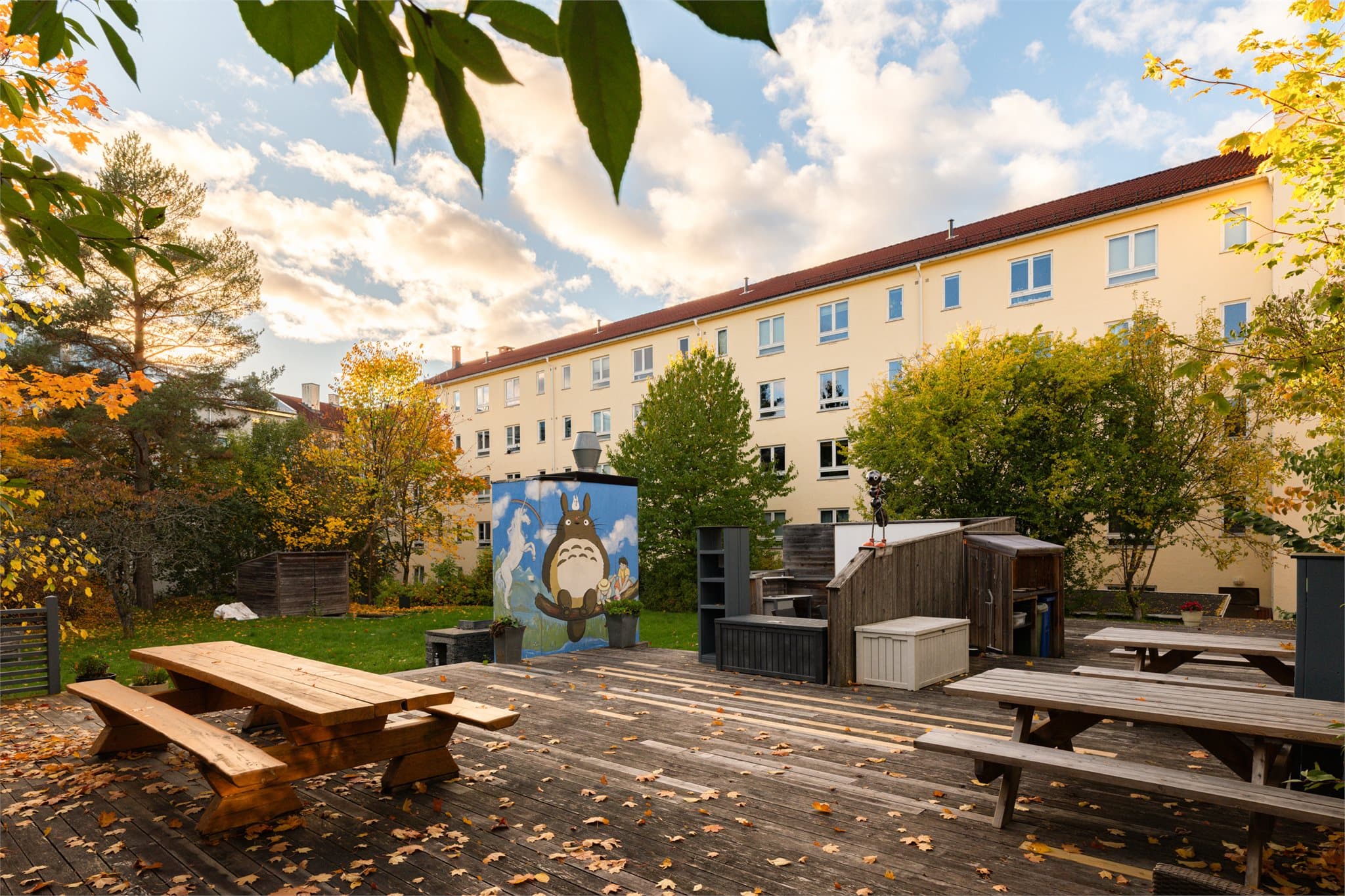 Aksjeselskapet har bruksrett til en stor, skjermet bakgård med platting, sittegrupper og grøntarealer.