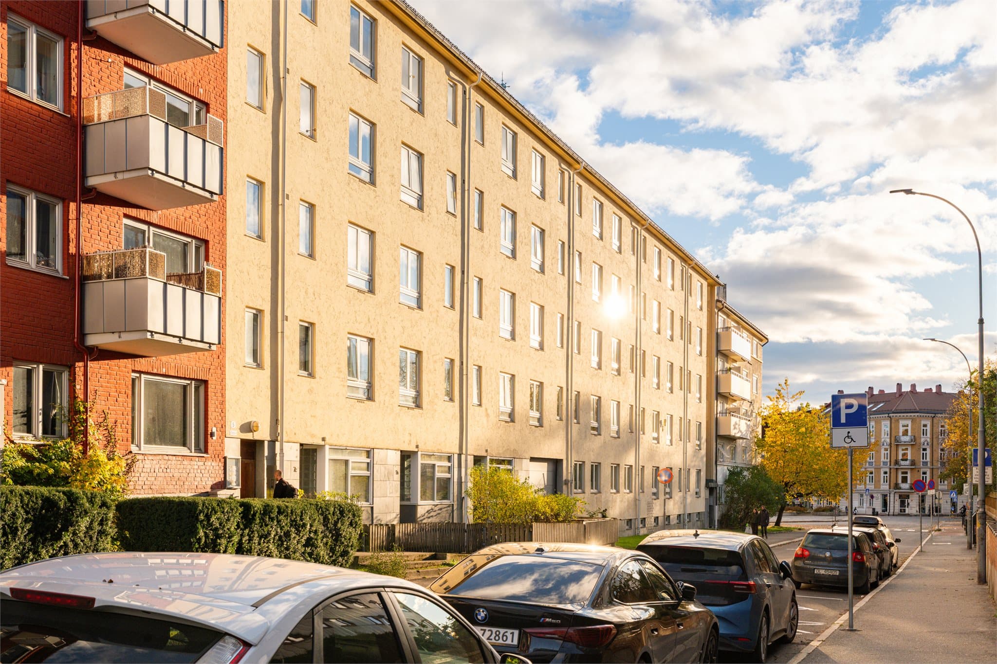 Gaten er lite trafikkert og har beboerparkering.