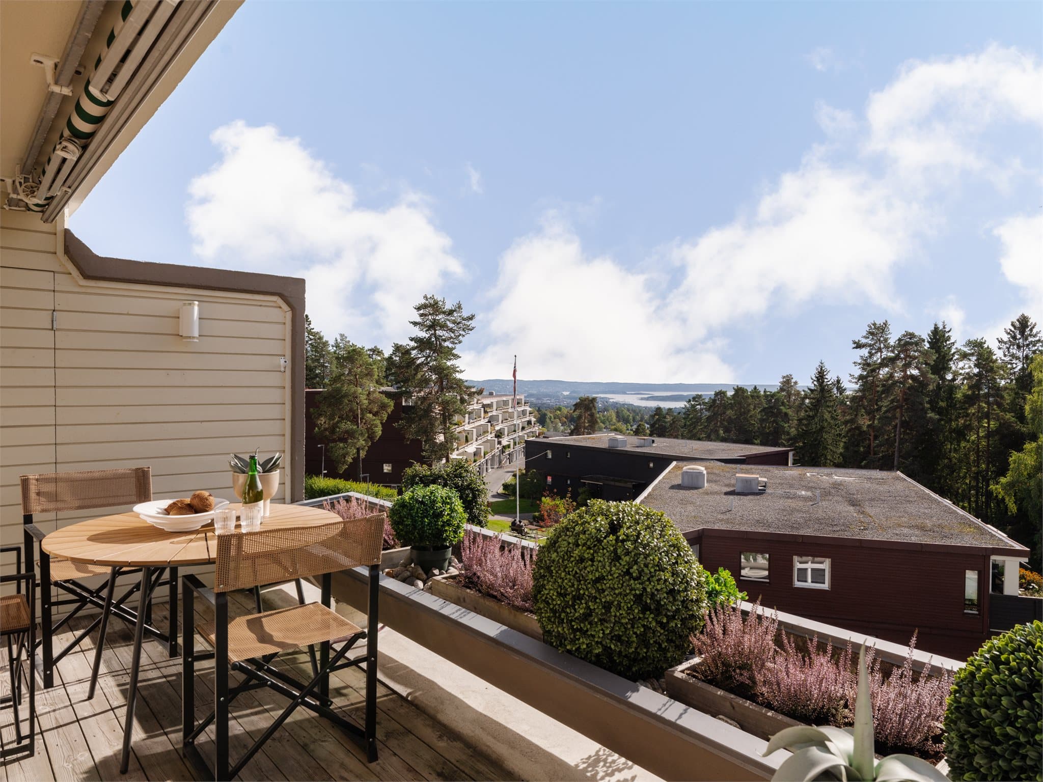 I tilknytning til balkongen ligger en praktisk bod på ca. 2 m². I tillegg er det en bod på 4 m² i kjeller.