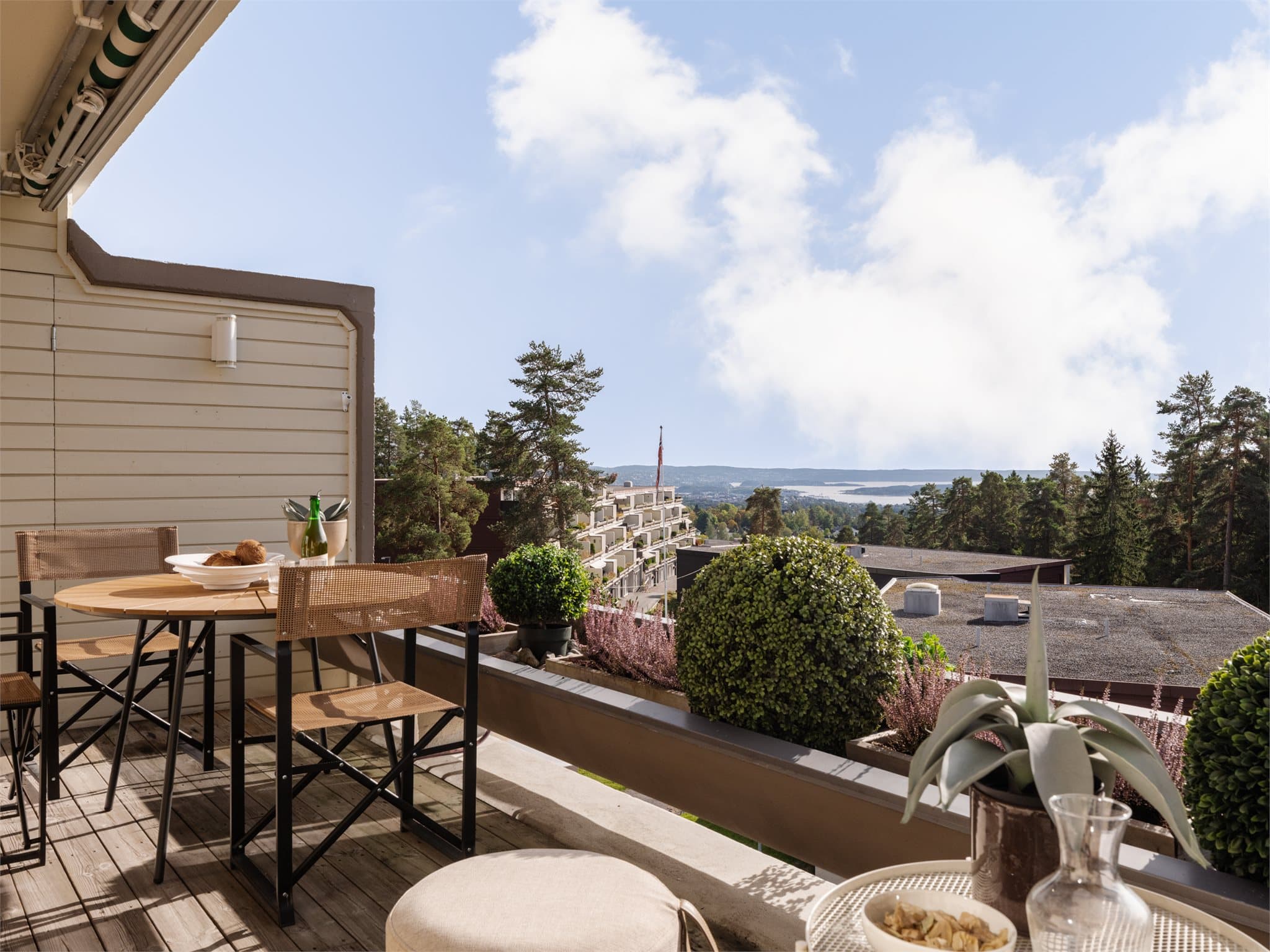 Leiligheten har en romslig balkong på ca. 12 m² med flott utsikt mot Oslofjorden og grønne omgivelser.