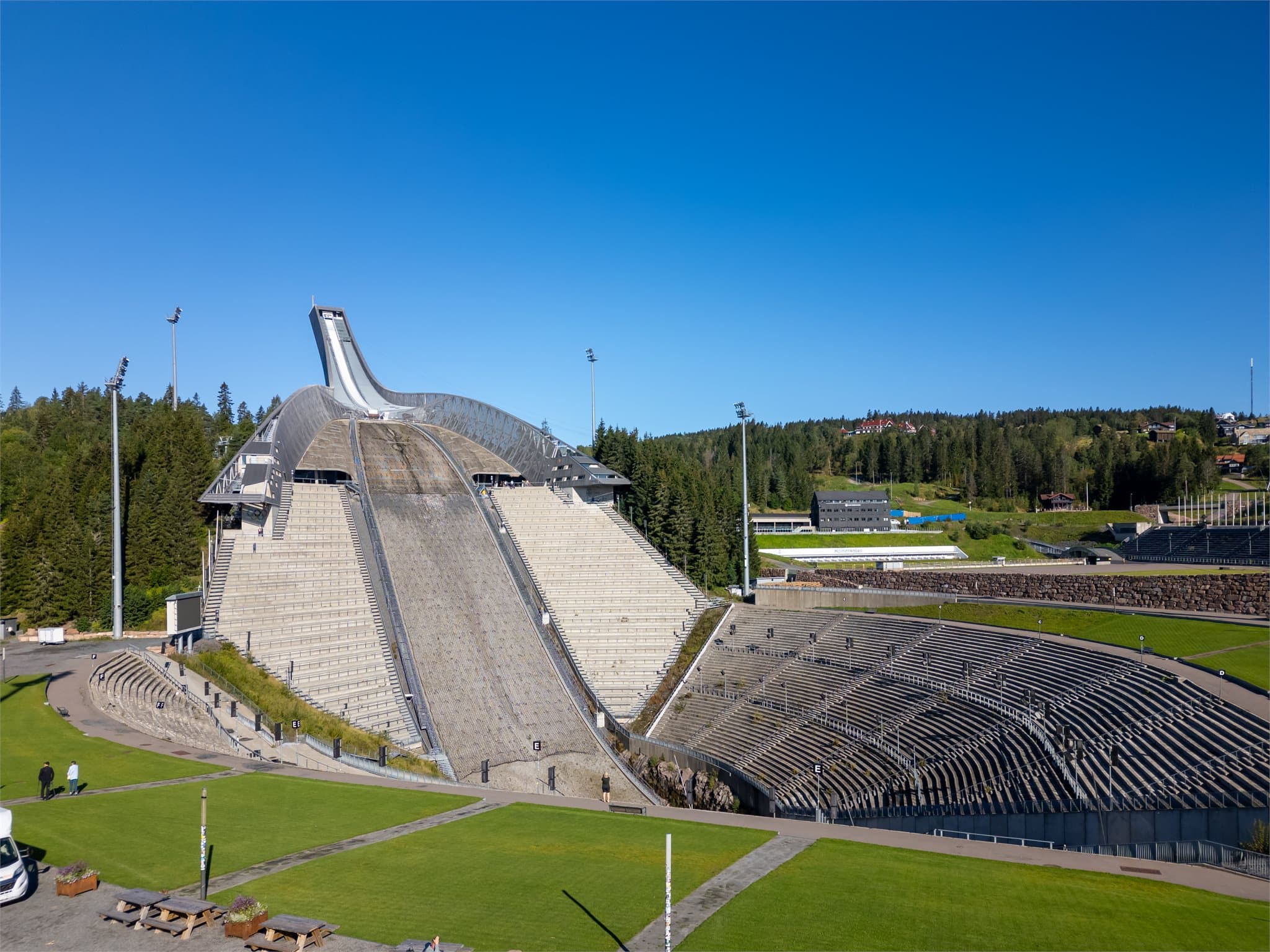 Boligen har nærhet til Holmenkollen arena og marka med flotte rekreasjonsmuligheter.