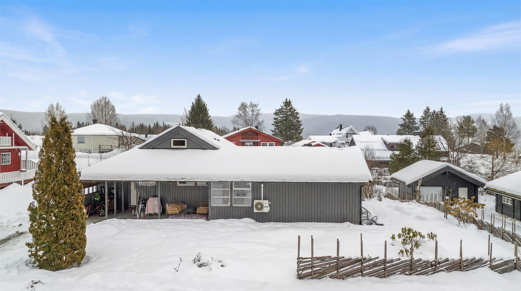 Boligen har en god internbeliggenhet høy på feltet.