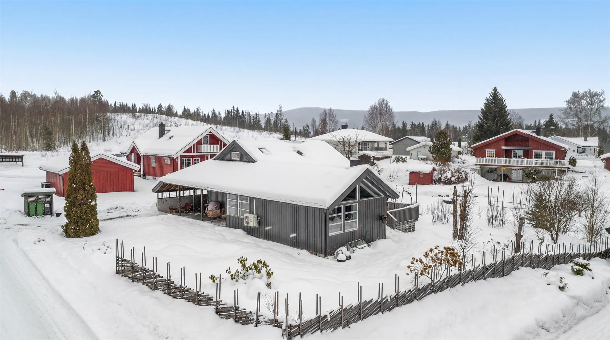 Romslig hage som byr på rikelig med boltreplass for både to- og firbente.