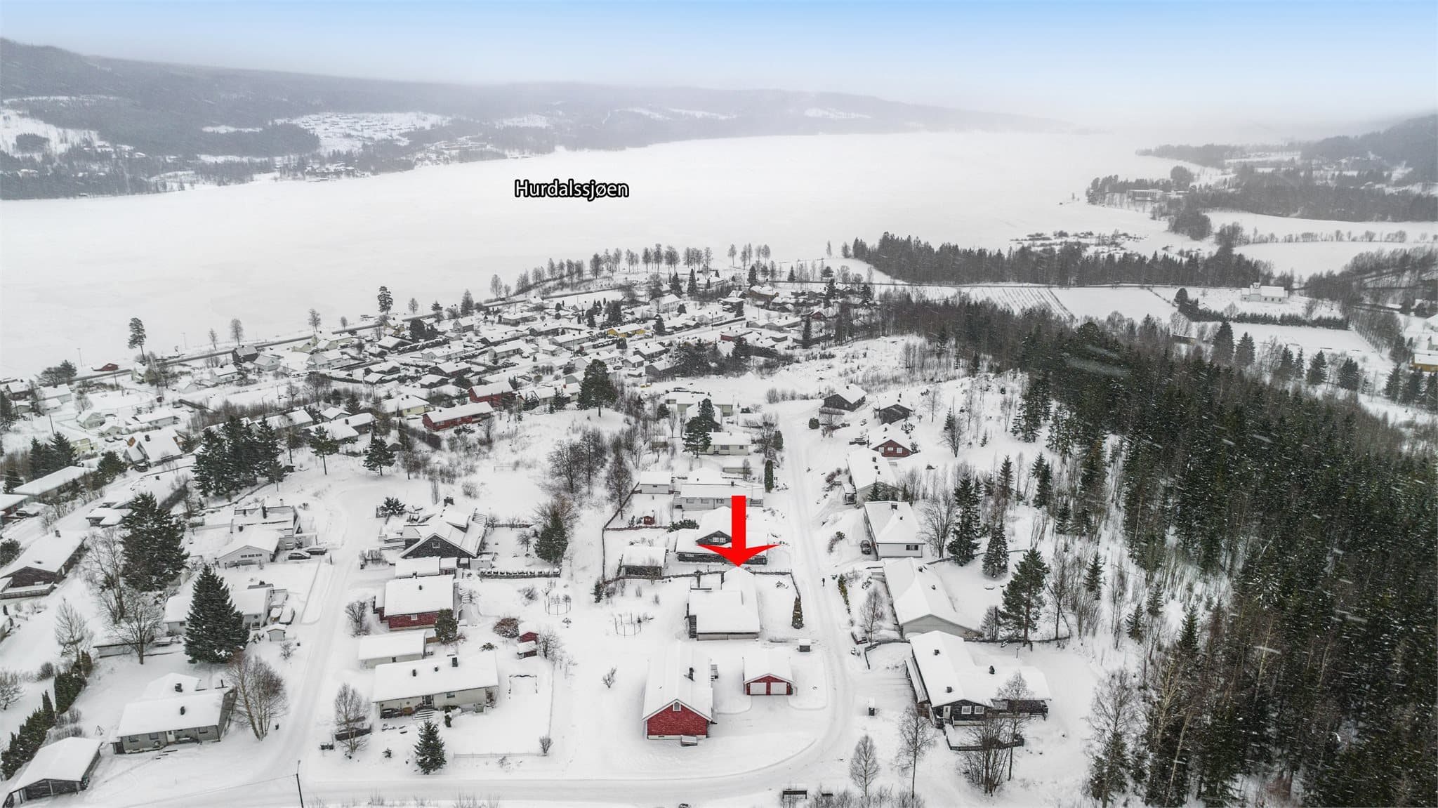 Hurdalssjøen like nær med badeplassen Meieriodden og båthavn kort beinvei ned fra feltet.