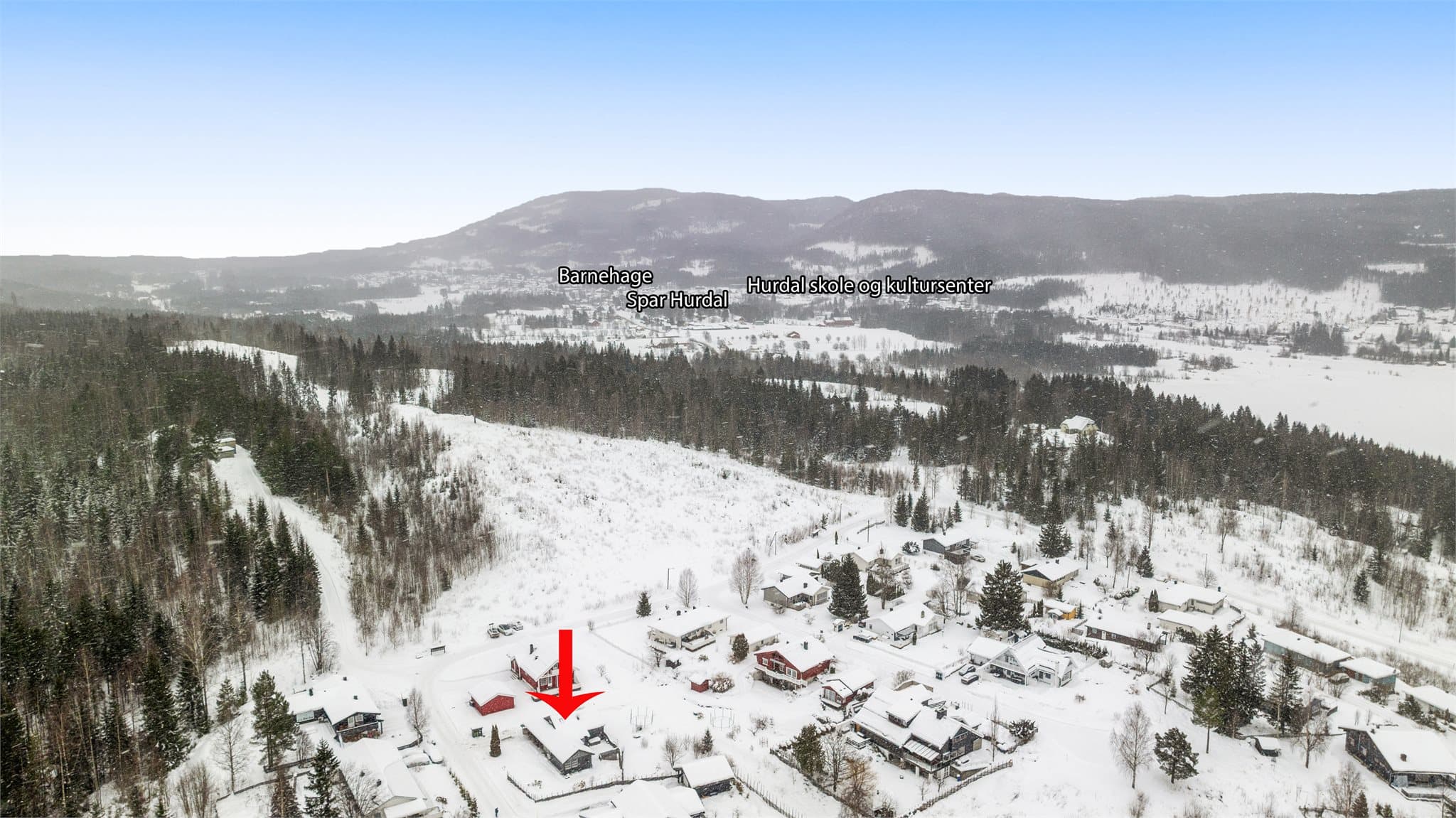 Det er korte avstander til barnehage, skole og sentrumsfasiliteter.