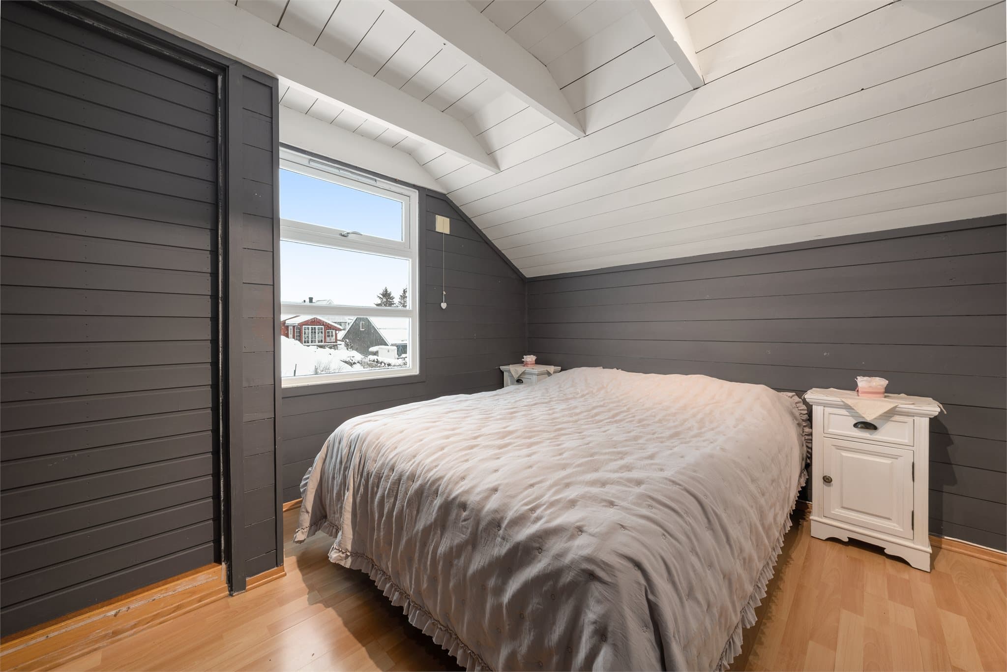 Hovedsoverom med god plass for dobbelseng og klesoppbevaring.