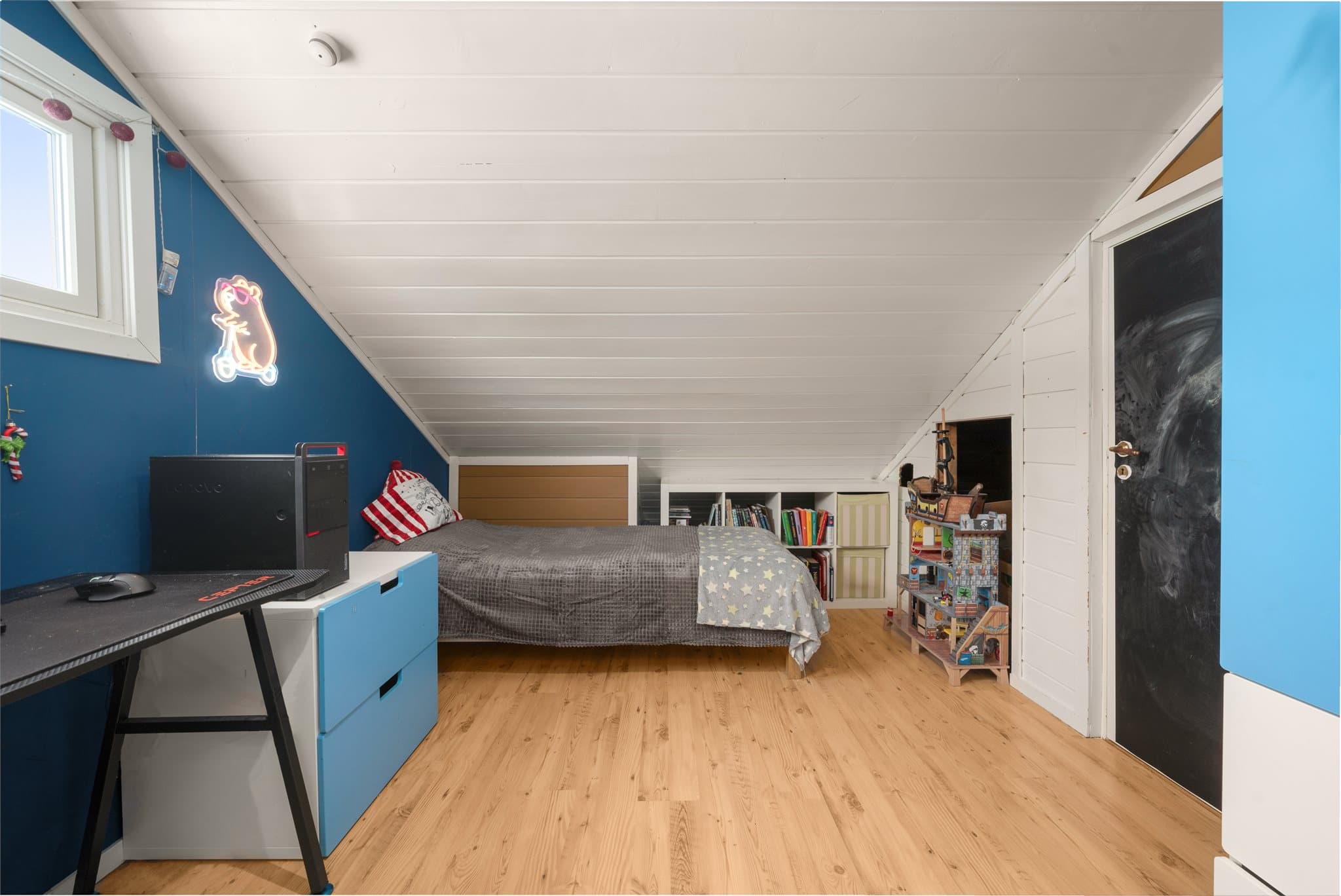 Loftsetasjen. Dette rommet er ikke godkjent som soverom.