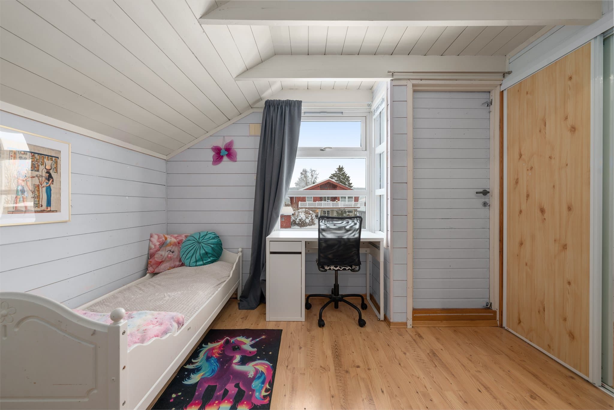 Lyse fargevalg gjør innredningen enkel. Dette rommet er utstyrt med skyvedørsgarderobe.