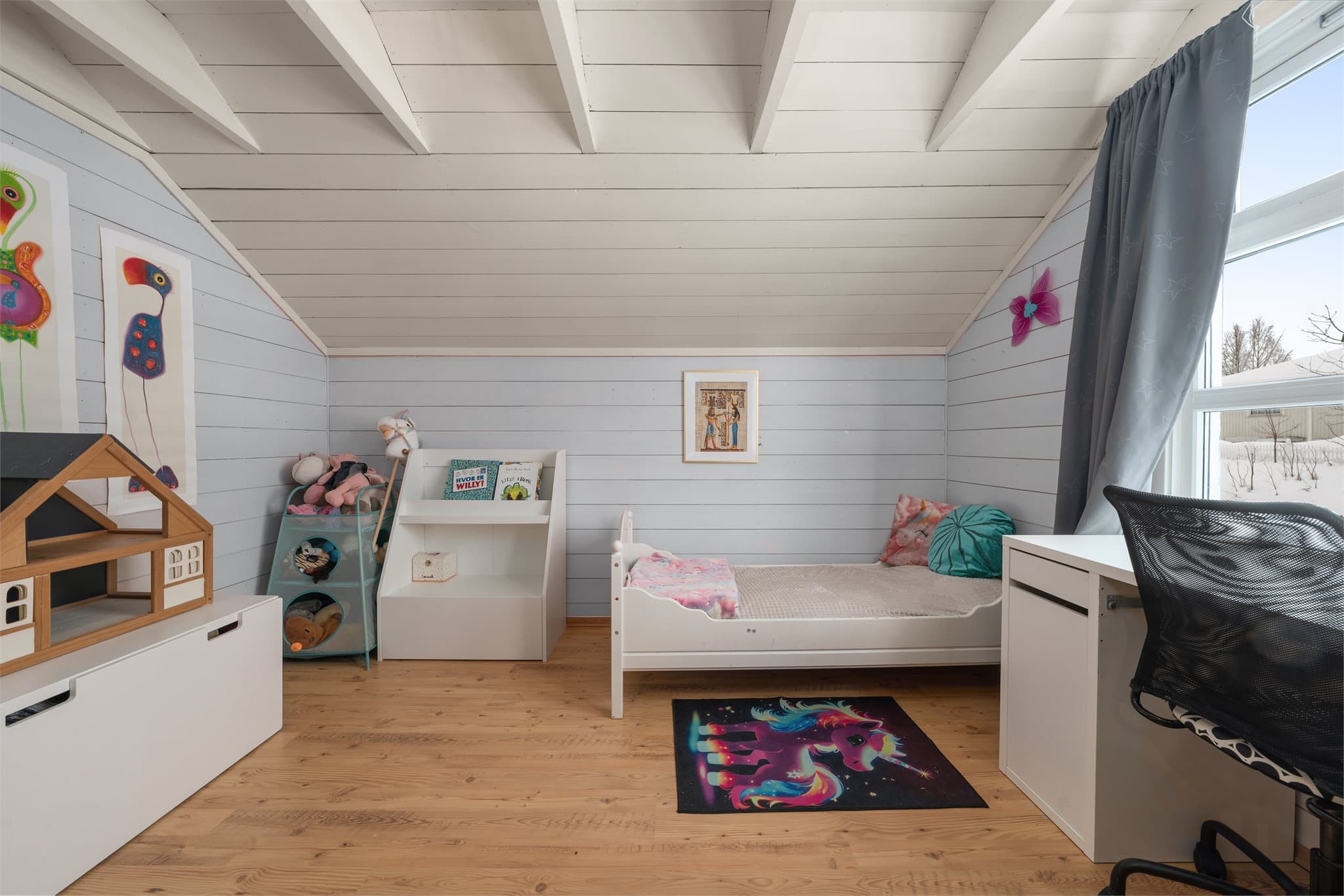 Boligen har to soverom på samme plan, samt ett i øvre kjellerplan.