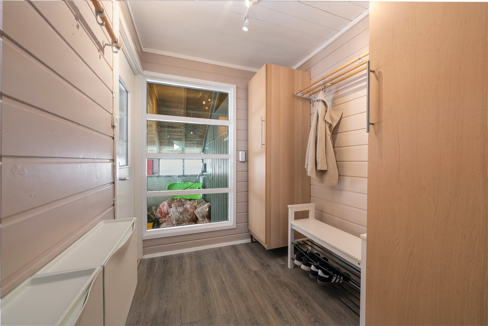 Entré med plass for både yttertøy og sko.