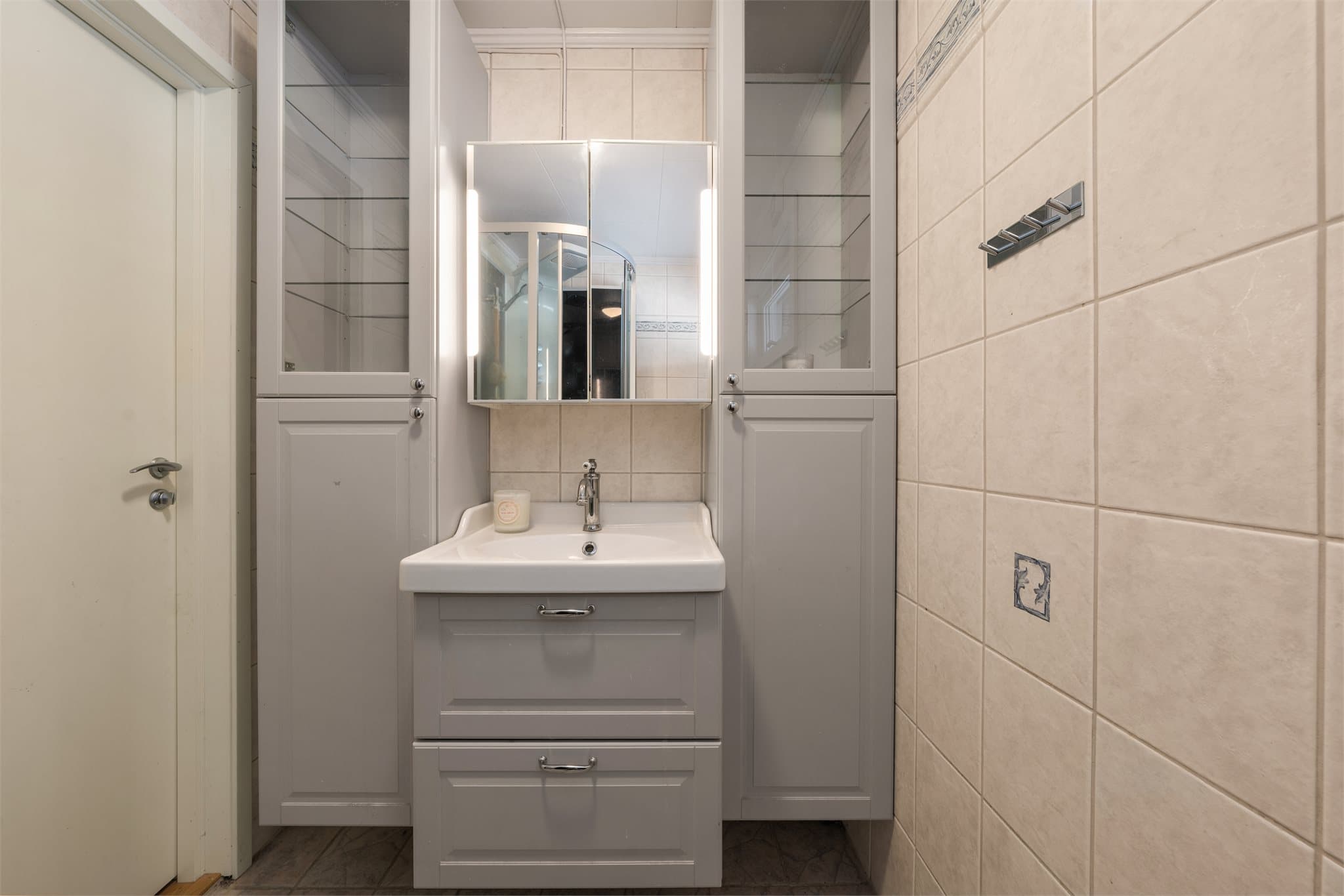 Baderommet er fliset med profilert innredning.