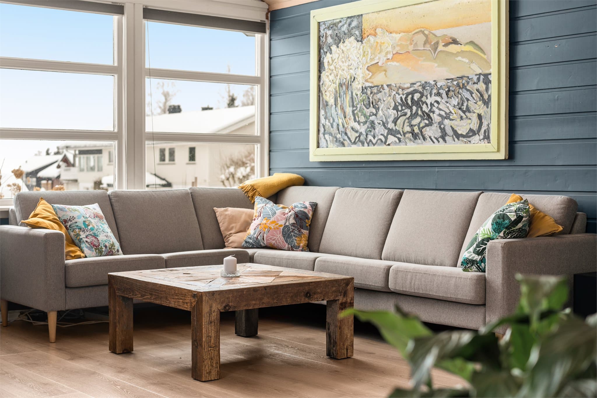 En pen og spennende enebolig over fem halvplan med og romslig tomt.