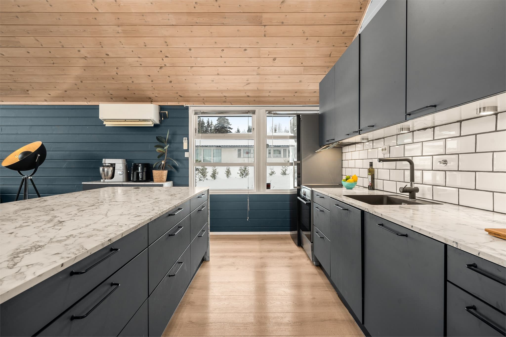 Kjøkkenet har plass for frittstående kjøl-/ og fryseskap og komfyr. Integrert oppvaskmaskin.