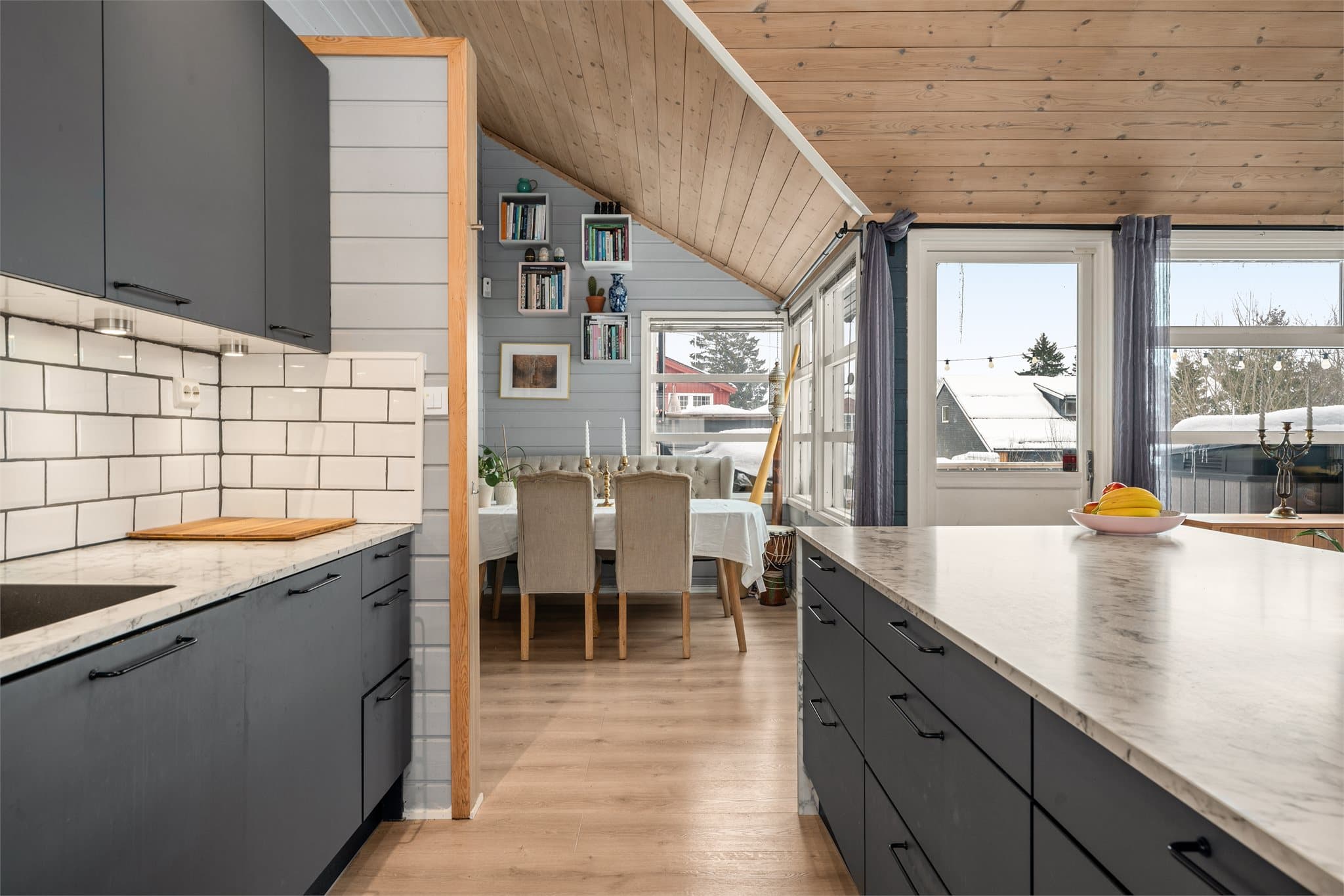 Flere sittesoner gjør møbleringen enkel.